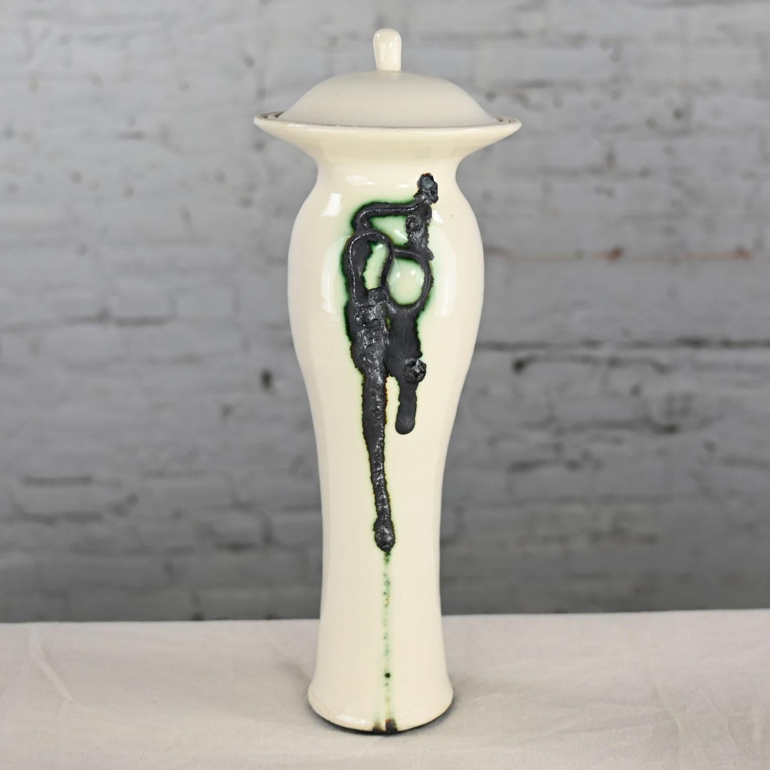 20ième siècle Vase à couvercle en céramique blanc et noir avec accents verts signé Pritchard Spring 75 en vente