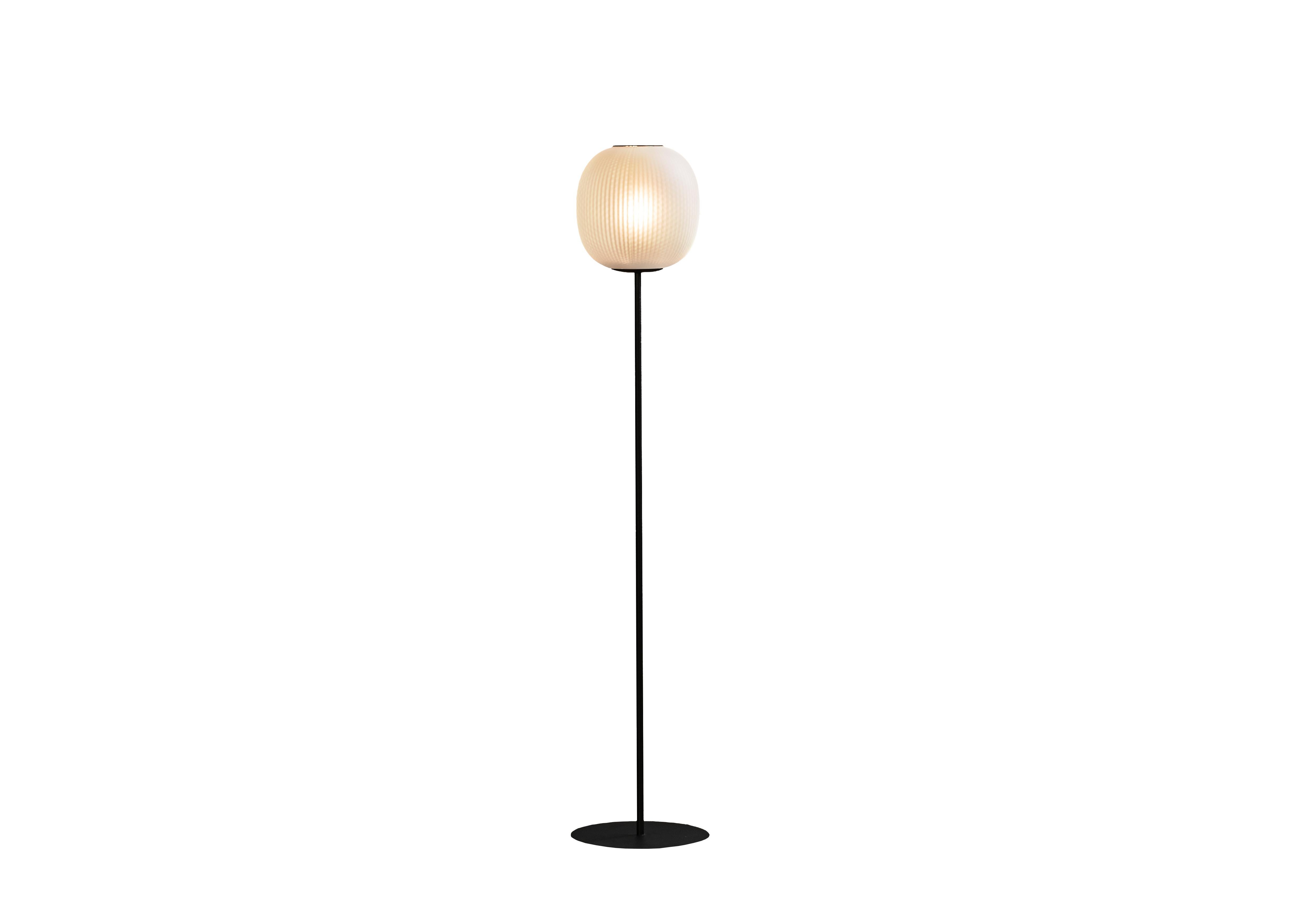 Lampada da terra White Bloom di Resident
Dimensioni: D. 27,5 x H. 133 cm
Materiali: Vetro, Steele.


La forma super-ellittica del ciondolo Bloom si ispira al dolce flusso dinamico delle lanterne di carta. Trasparenza e luce creano uno splendido