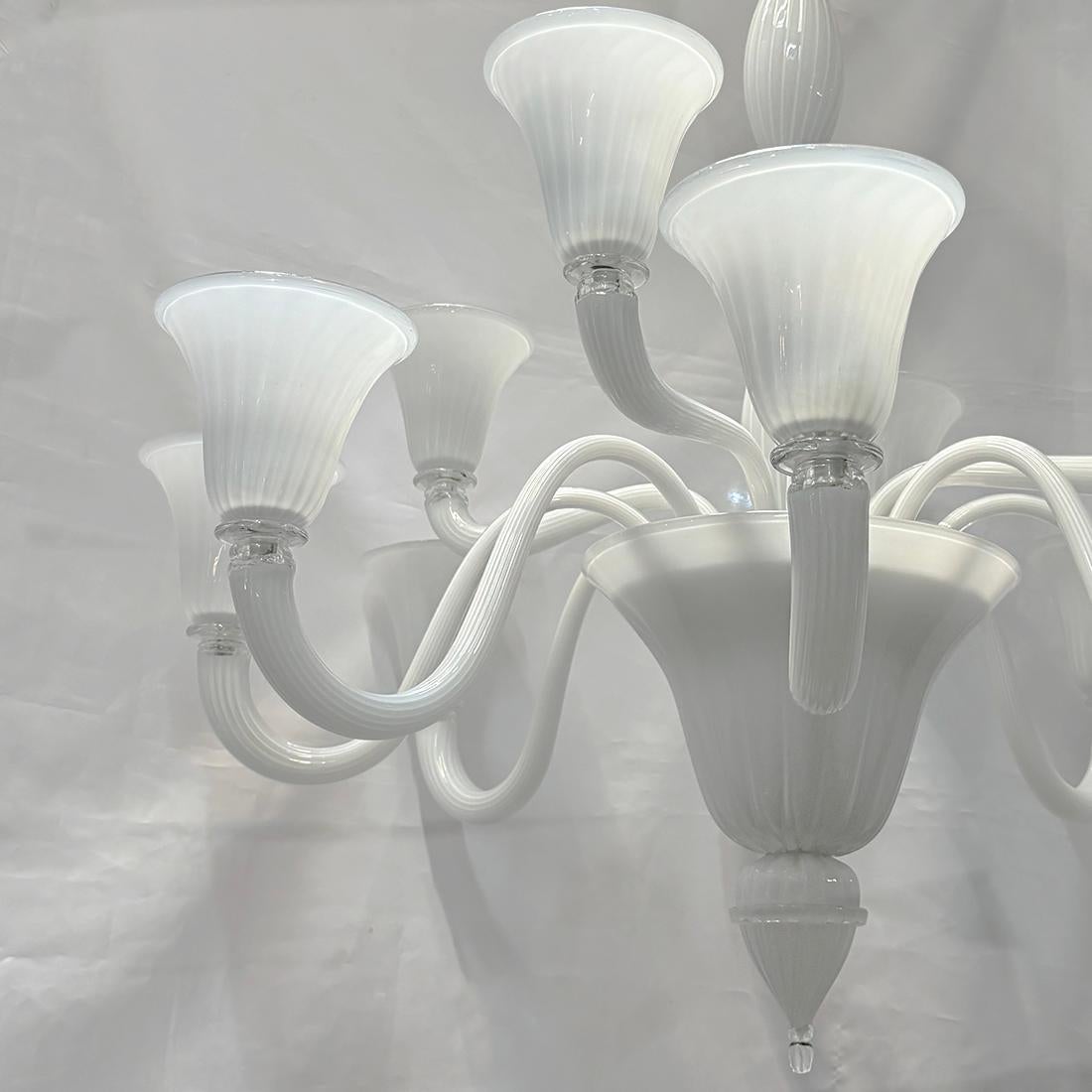Un lampadario italiano a 12 luci di Murano del 1950 circa.

Misure:
Altezza: 43