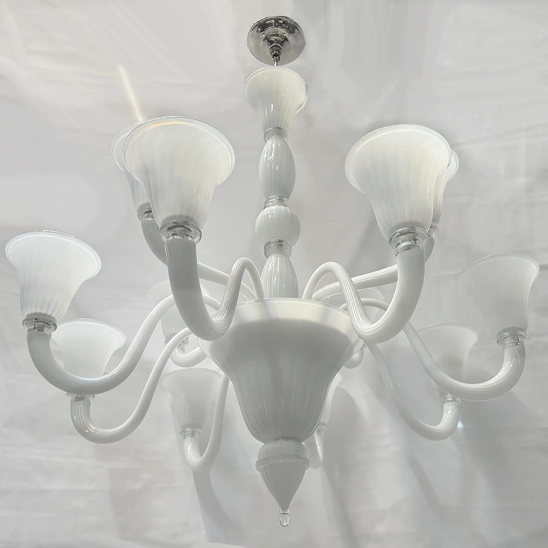 Italiano Lampadario di Murano in vetro soffiato bianco in vendita