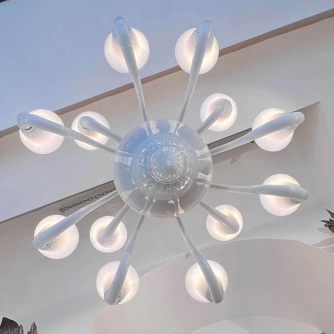 Lampadario di Murano in vetro soffiato bianco In condizioni buone in vendita a New York, NY