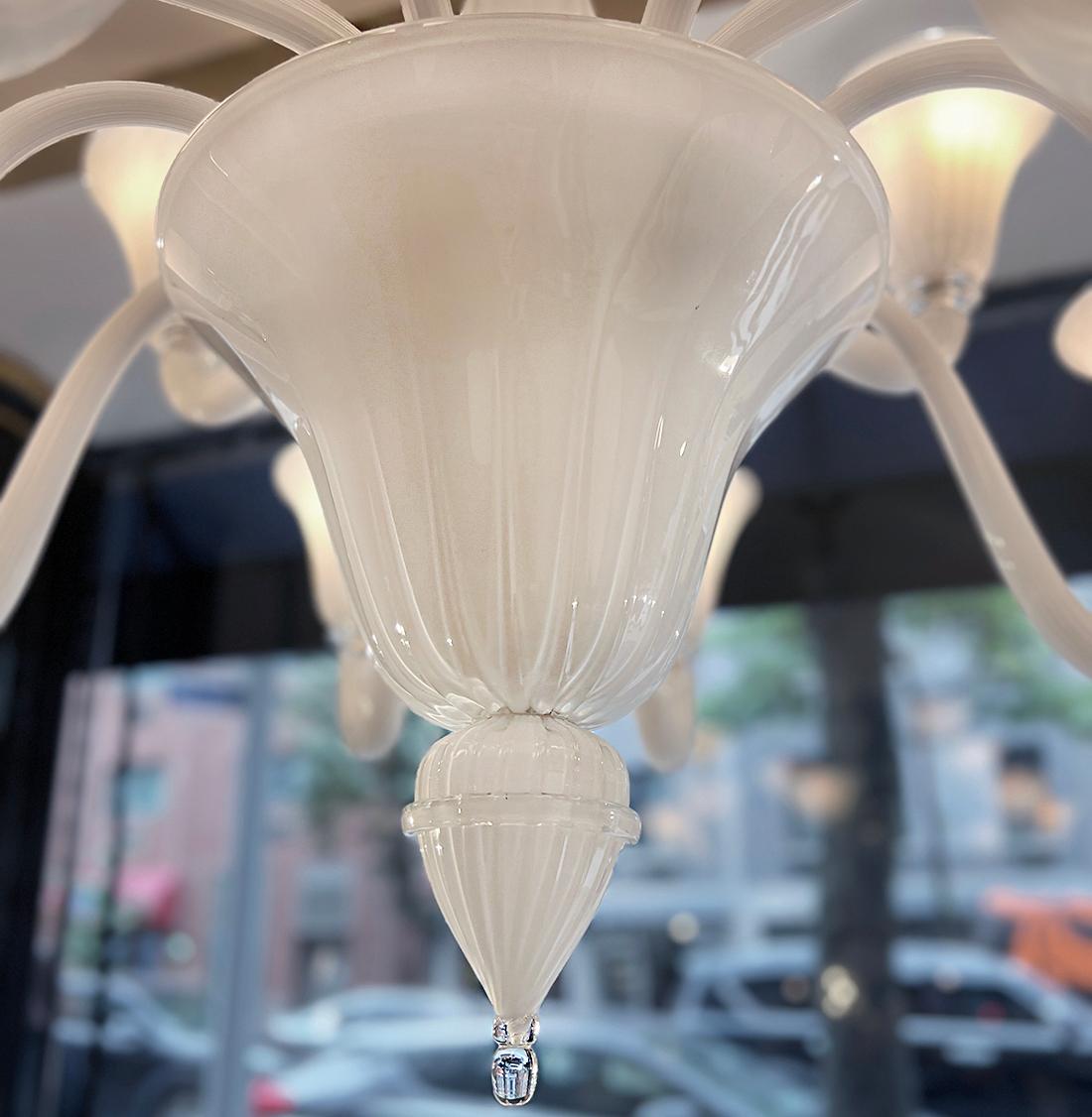 Metà XX secolo Lampadario di Murano in vetro soffiato bianco in vendita