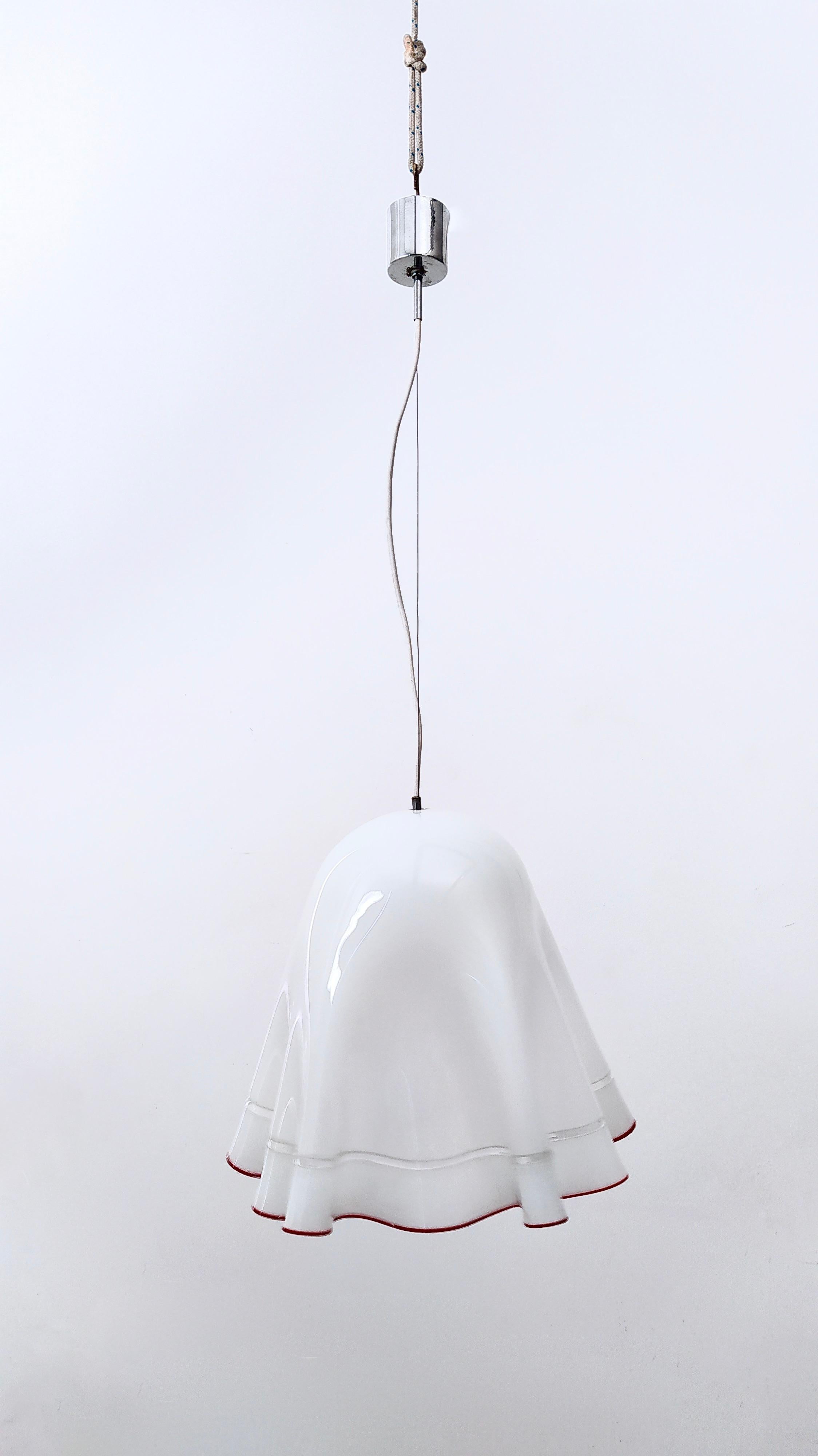 Postmodern White Blown Glass Pendant Mod. Zenda by Luciano Vistosi, Italy In Excellent Condition For Sale In Bresso, Lombardy