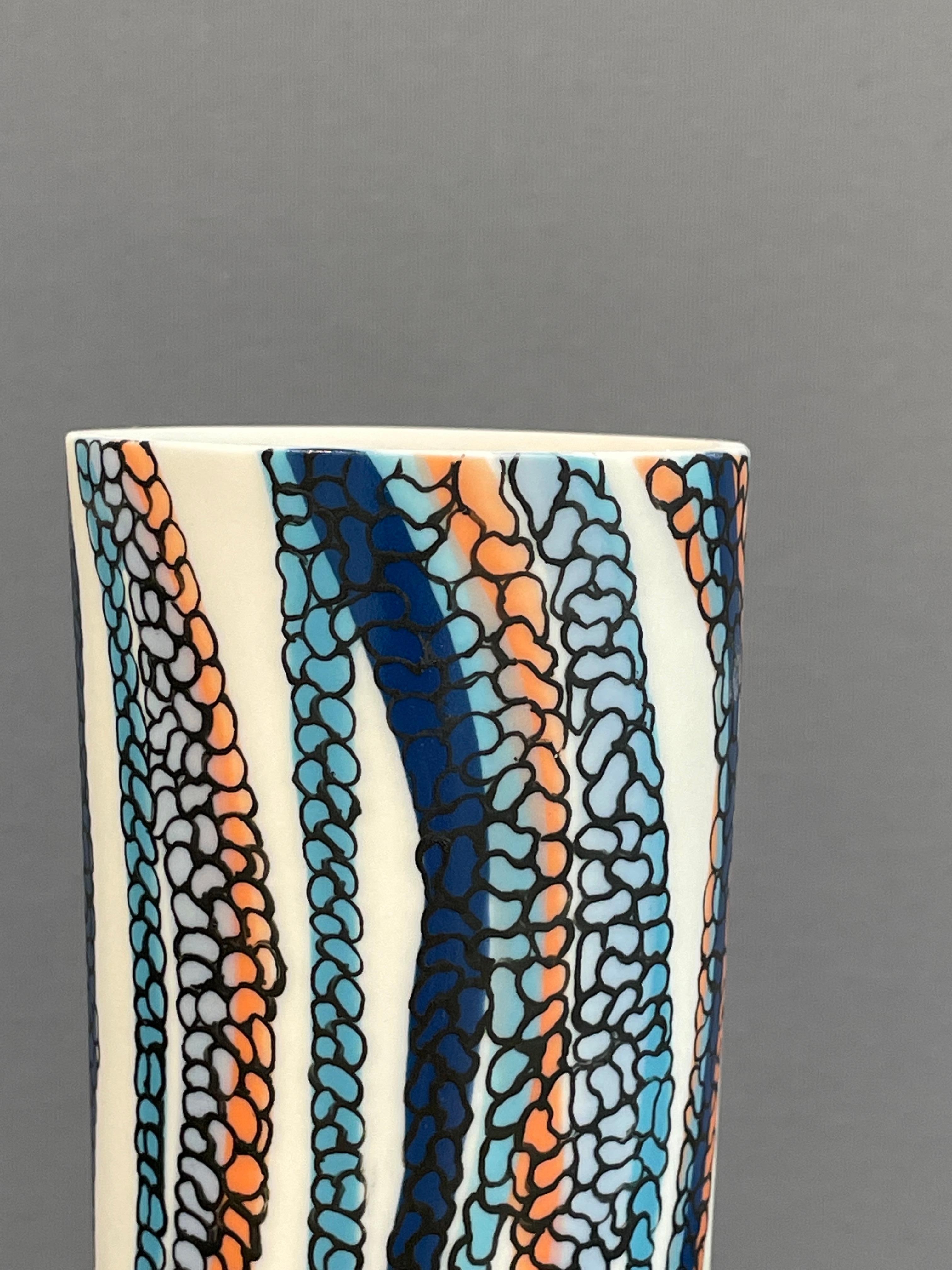 Vase en porcelaine blanc, bleu et orange fait à la main, contemporain unique, XXIe siècle en vente 6