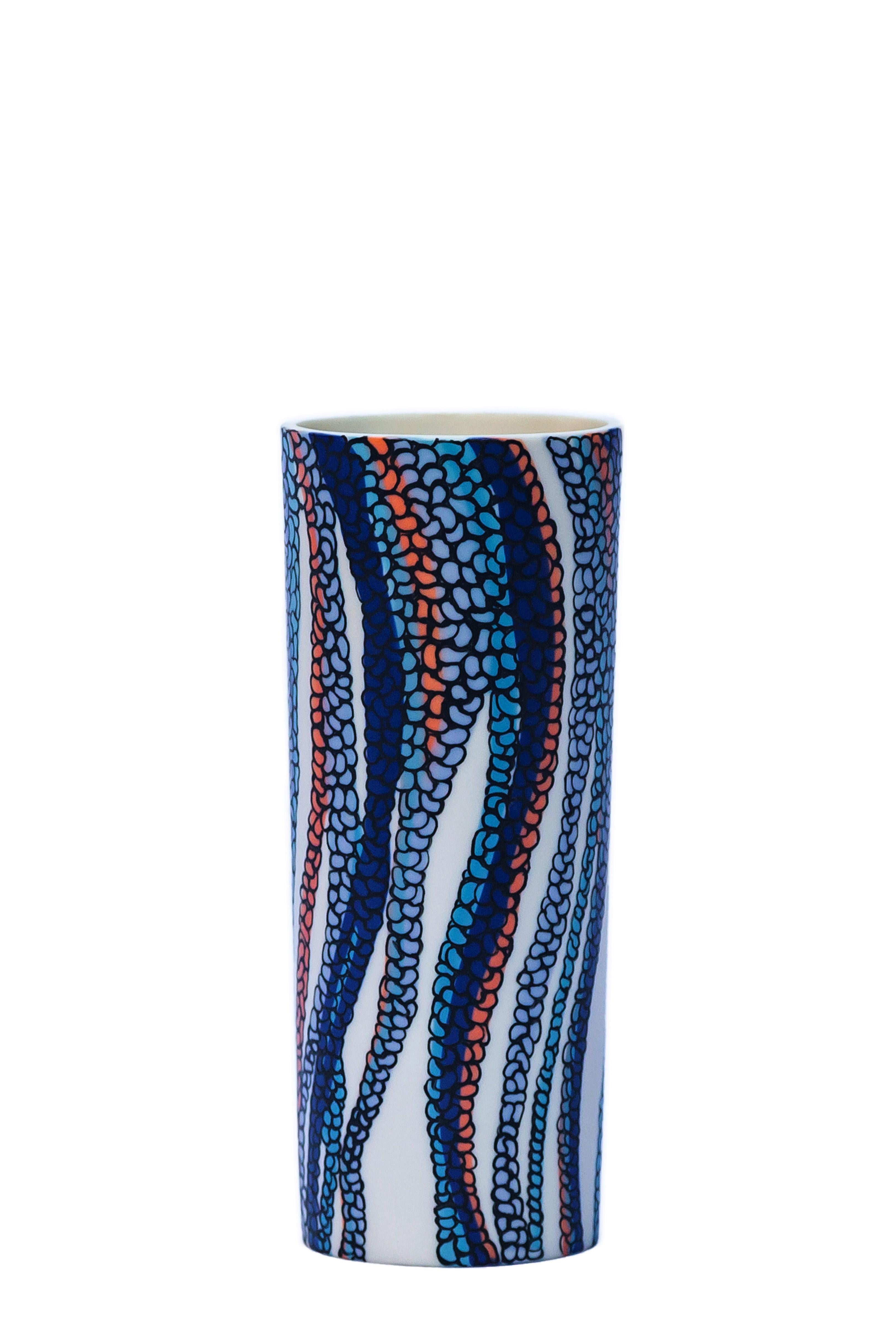 Britannique Vase en porcelaine blanc, bleu et orange fait à la main, contemporain unique, XXIe siècle en vente