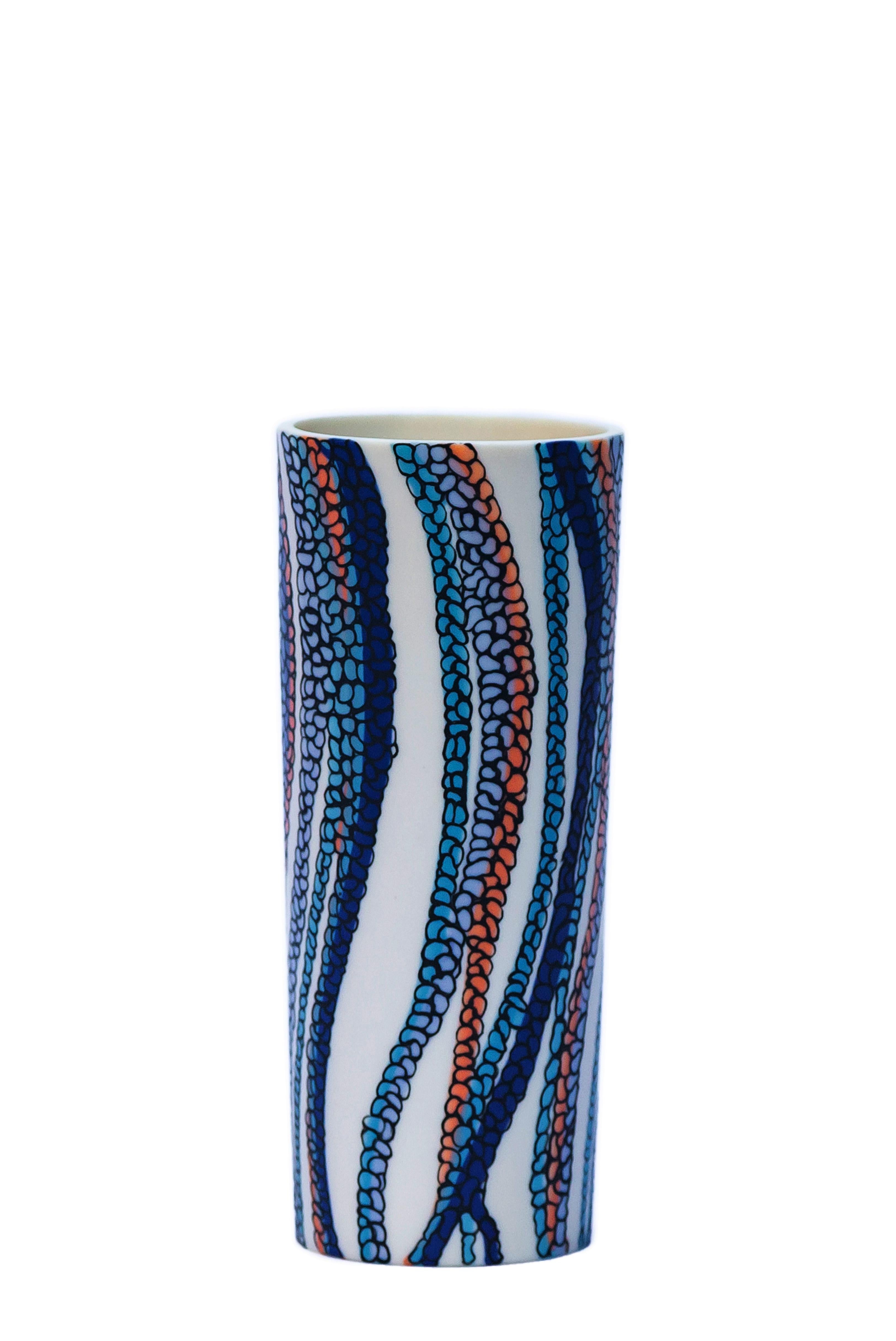 Peint à la main Vase en porcelaine blanc, bleu et orange fait à la main, contemporain unique, XXIe siècle en vente