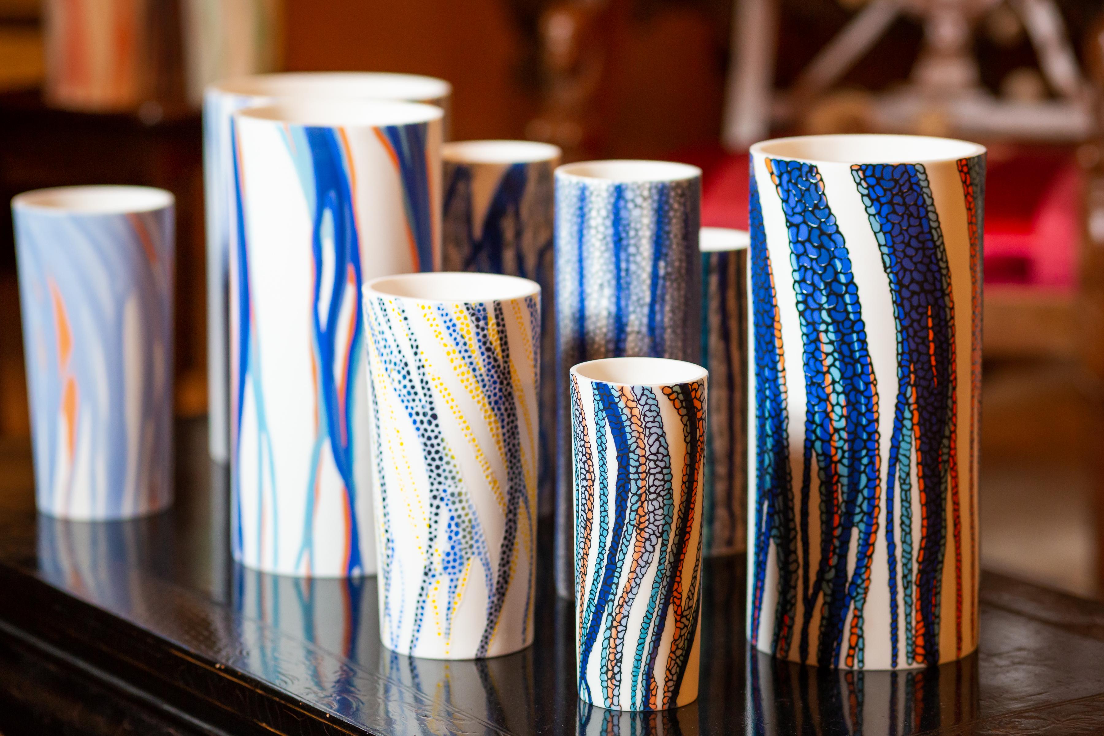 Weiße, blaue und orangefarbene handgefertigte Porzellanvase, einzigartig, zeitgenössisch, 21. Jahrhundert im Zustand „Neu“ im Angebot in London, GB