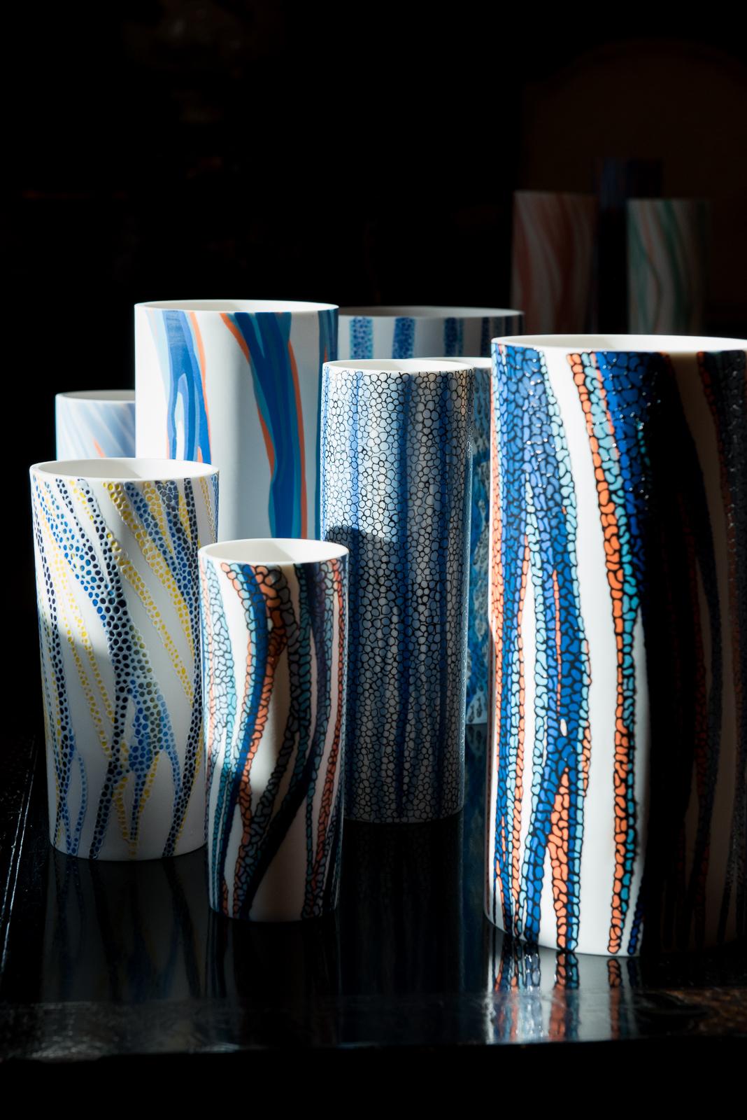 Weiße, blaue und orangefarbene handgefertigte Porzellanvase, einzigartig, zeitgenössisch, 21. Jahrhundert im Angebot 1