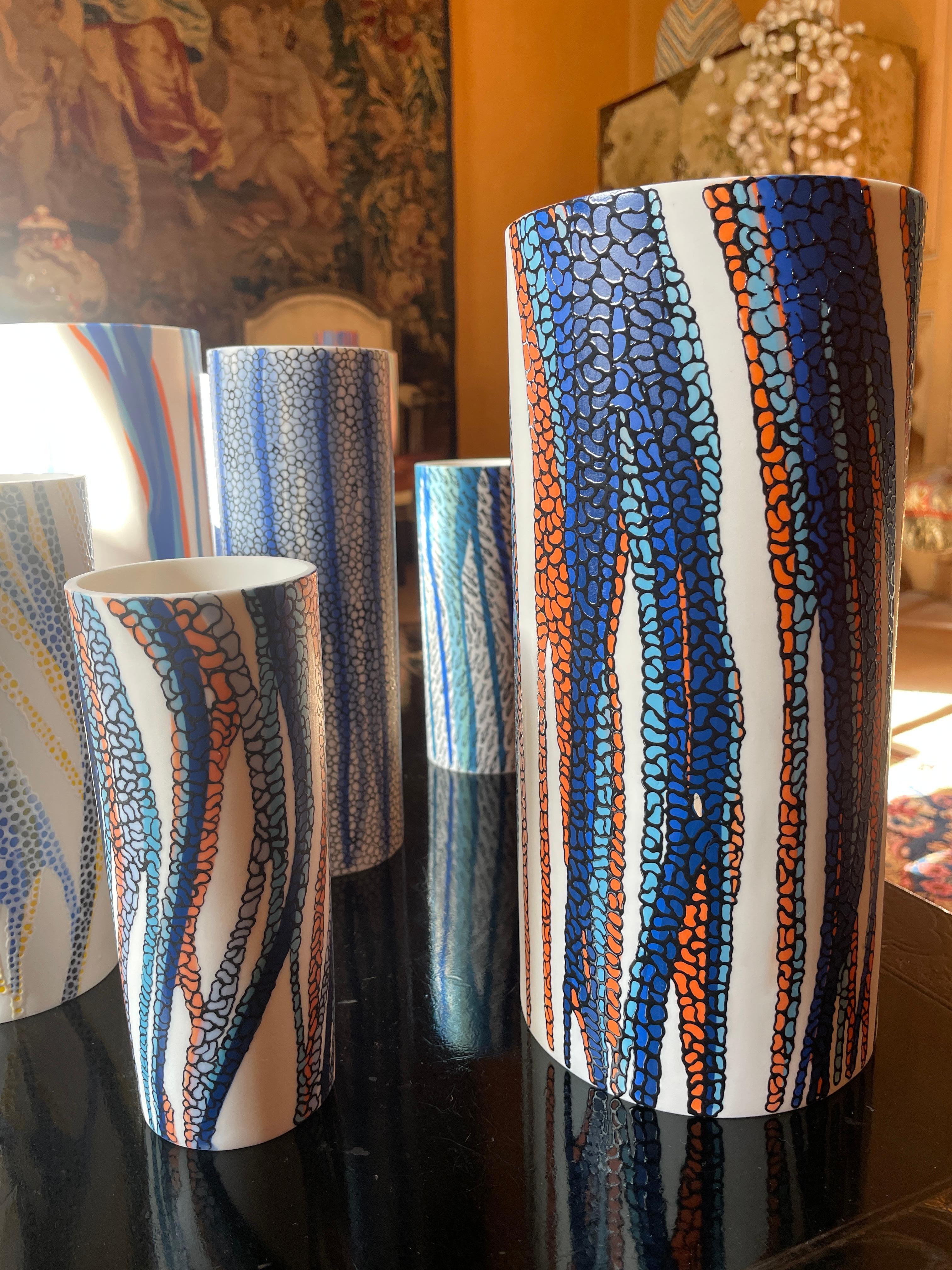 Weiße, blaue und orangefarbene handgefertigte Porzellanvase, einzigartig, zeitgenössisch, 21. Jahrhundert im Angebot 2