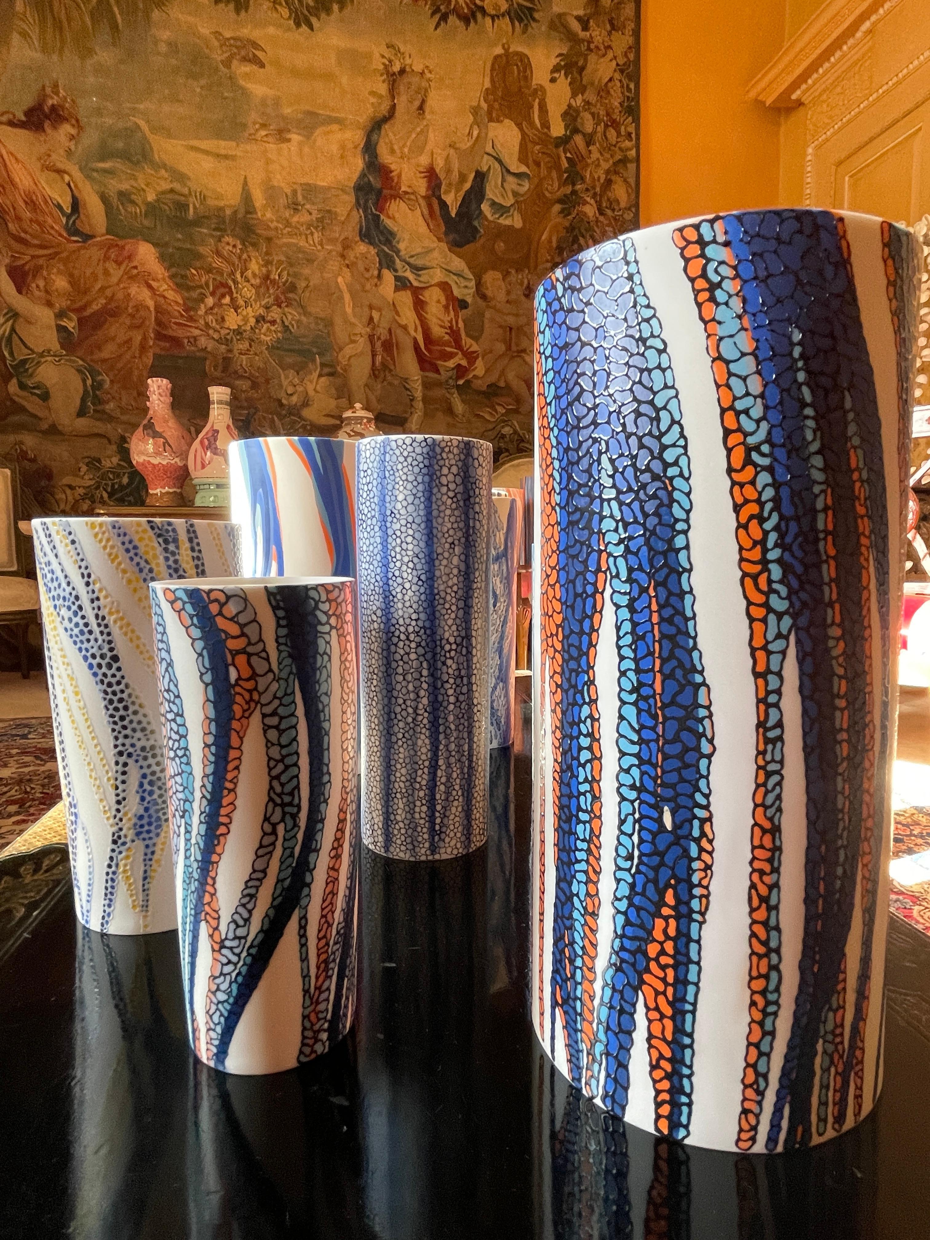 Weiße, blaue und orangefarbene handgefertigte Porzellanvase, einzigartig, zeitgenössisch, 21. Jahrhundert im Angebot 3