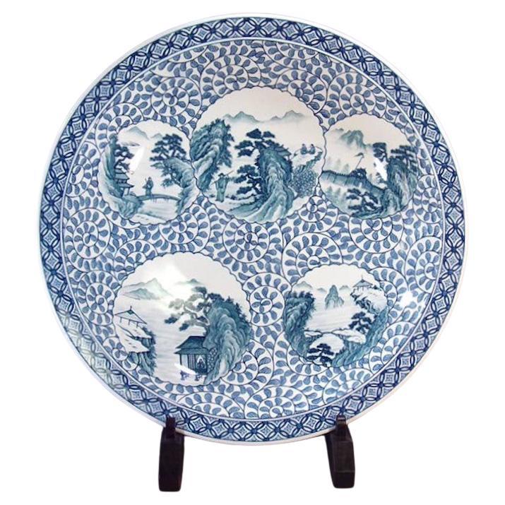Vase japonais contemporain en porcelaine bleue et blanche par un maître artiste, 1