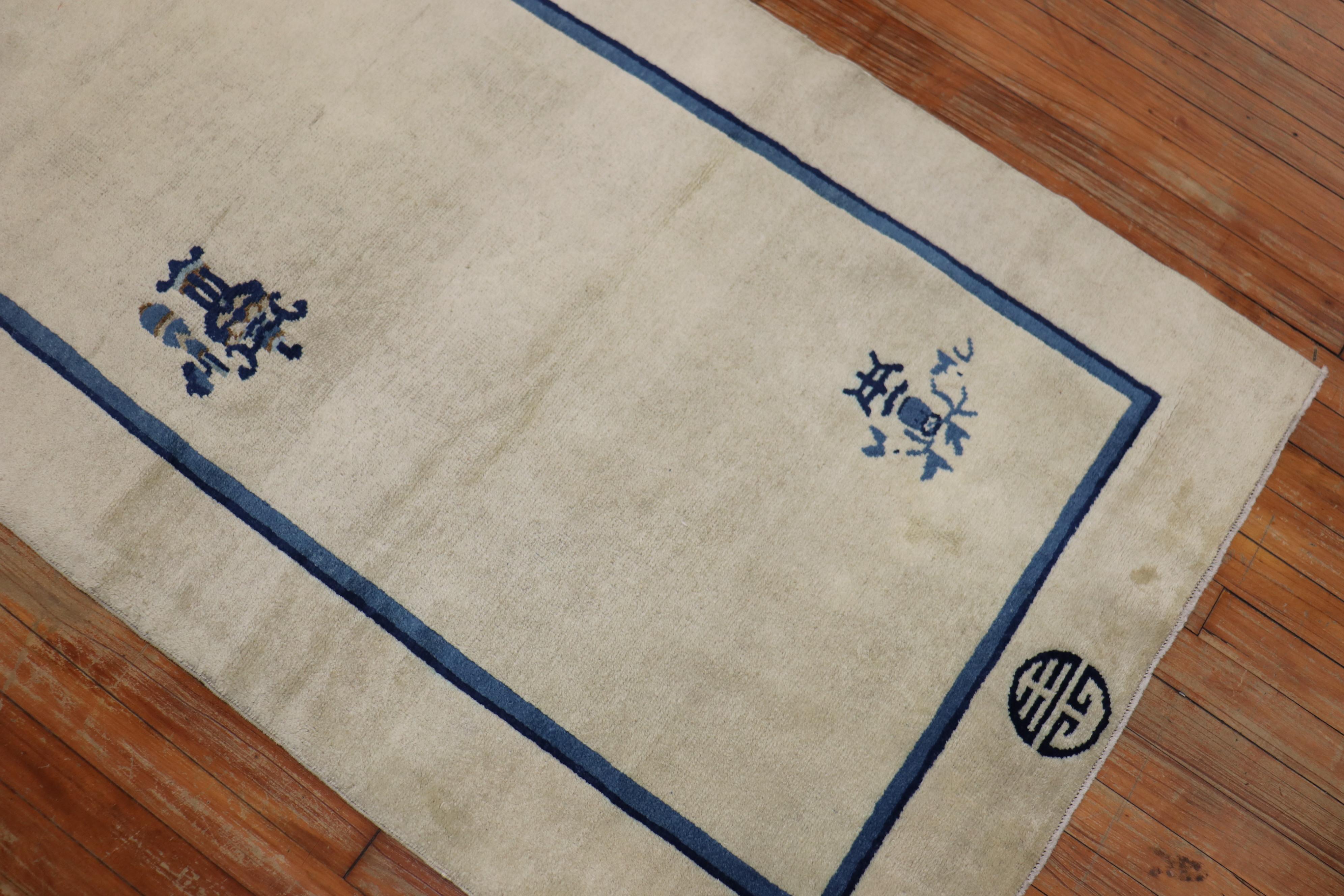 Minimaliste Tapis oriental chinois ancien du début du 20e siècle de couleur blanche et bleue