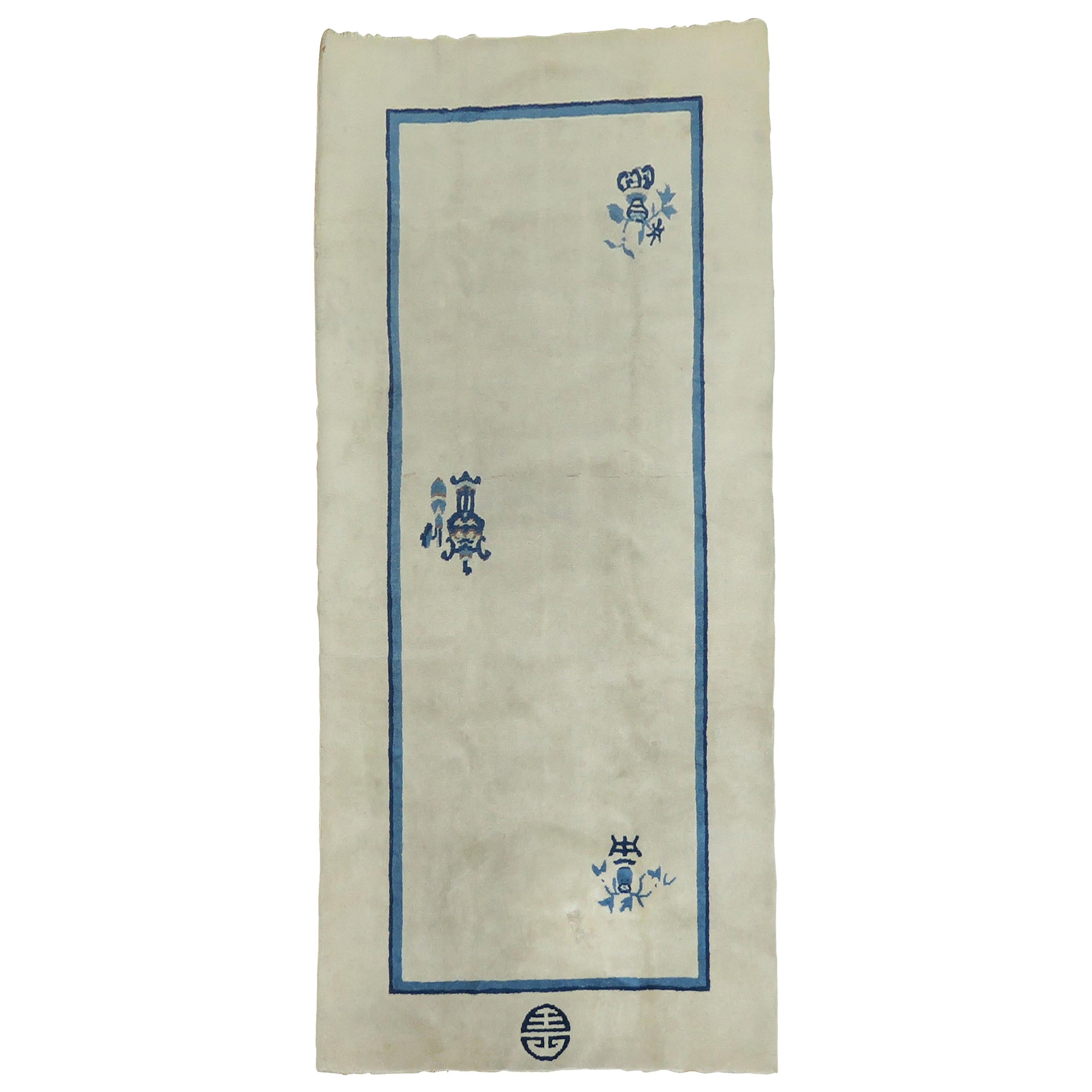 Tapis oriental chinois ancien du début du 20e siècle de couleur blanche et bleue