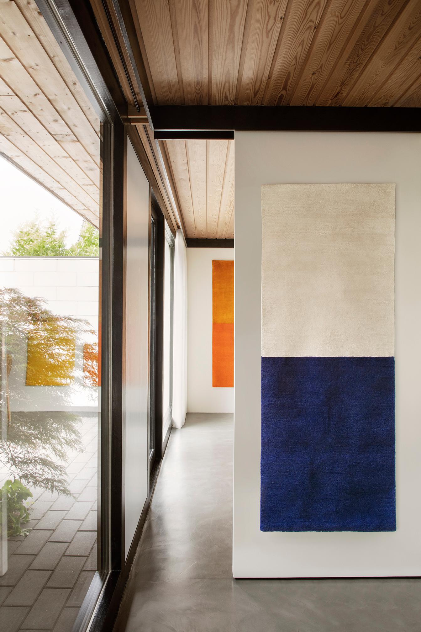 Weiß/blauer handgewebter Wandteppich von Calyah
Einzigartiges Stück
MATERIALIEN: Tibetische Wolle und Seide.
Abmessungen: 170 x 65 x 1 cm
Farbe: weiß/blau
Auch in den Farben rot/gelb, gold/orange, schwarz/grün erhältlich. 

Die zweifarbigen