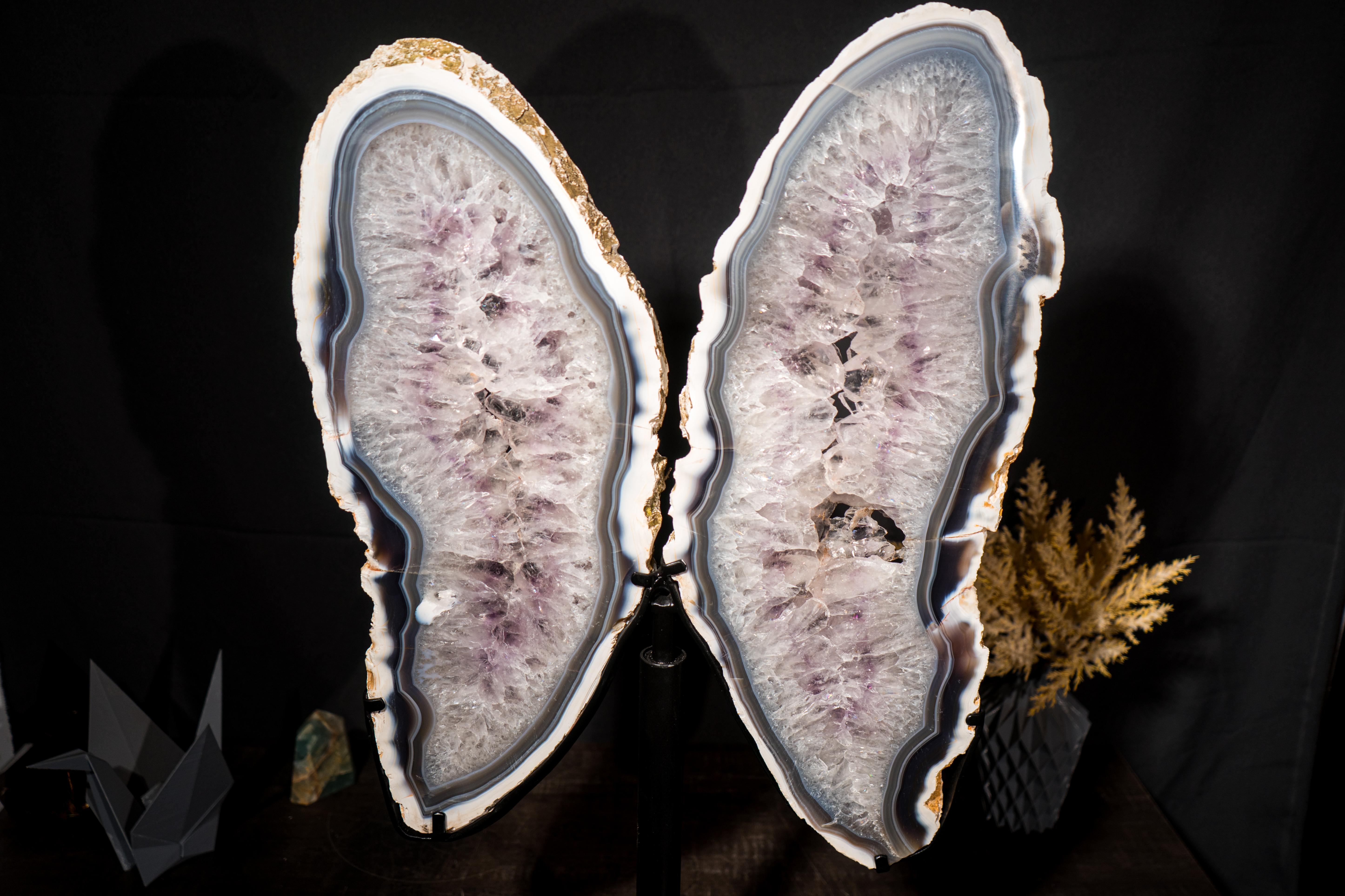 Delicate, rare e splendide, queste ali di farfalla in agata sono un'opera d'arte naturale. Il geode che ha creato queste ali è una rara forma di agata contenente uno strato di calcare bianco, agata blu e cristallo chiaro. La sua bellezza naturale