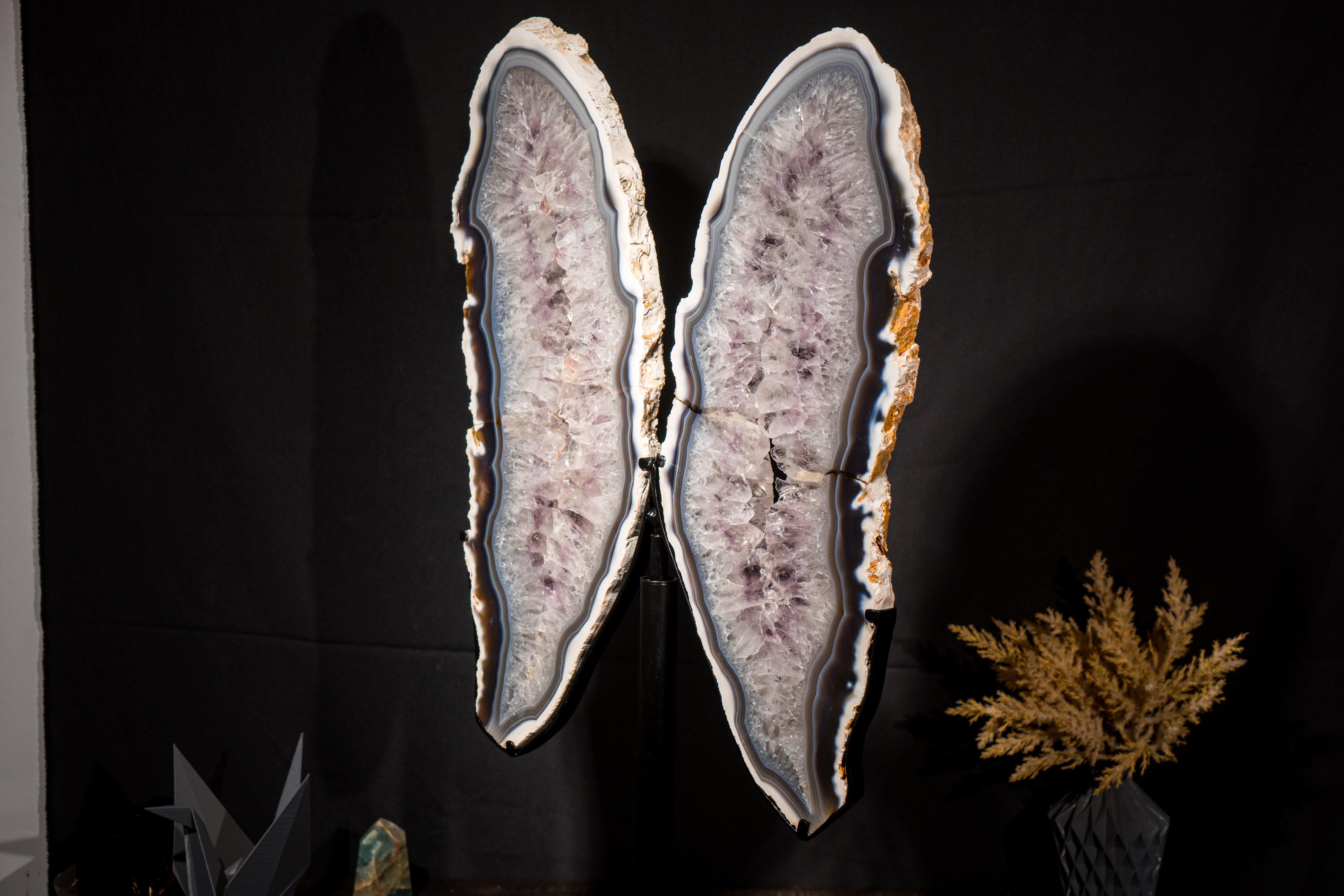 XXI secolo e contemporaneo Geode con ali di farfalla in agata bianca e blu in vendita