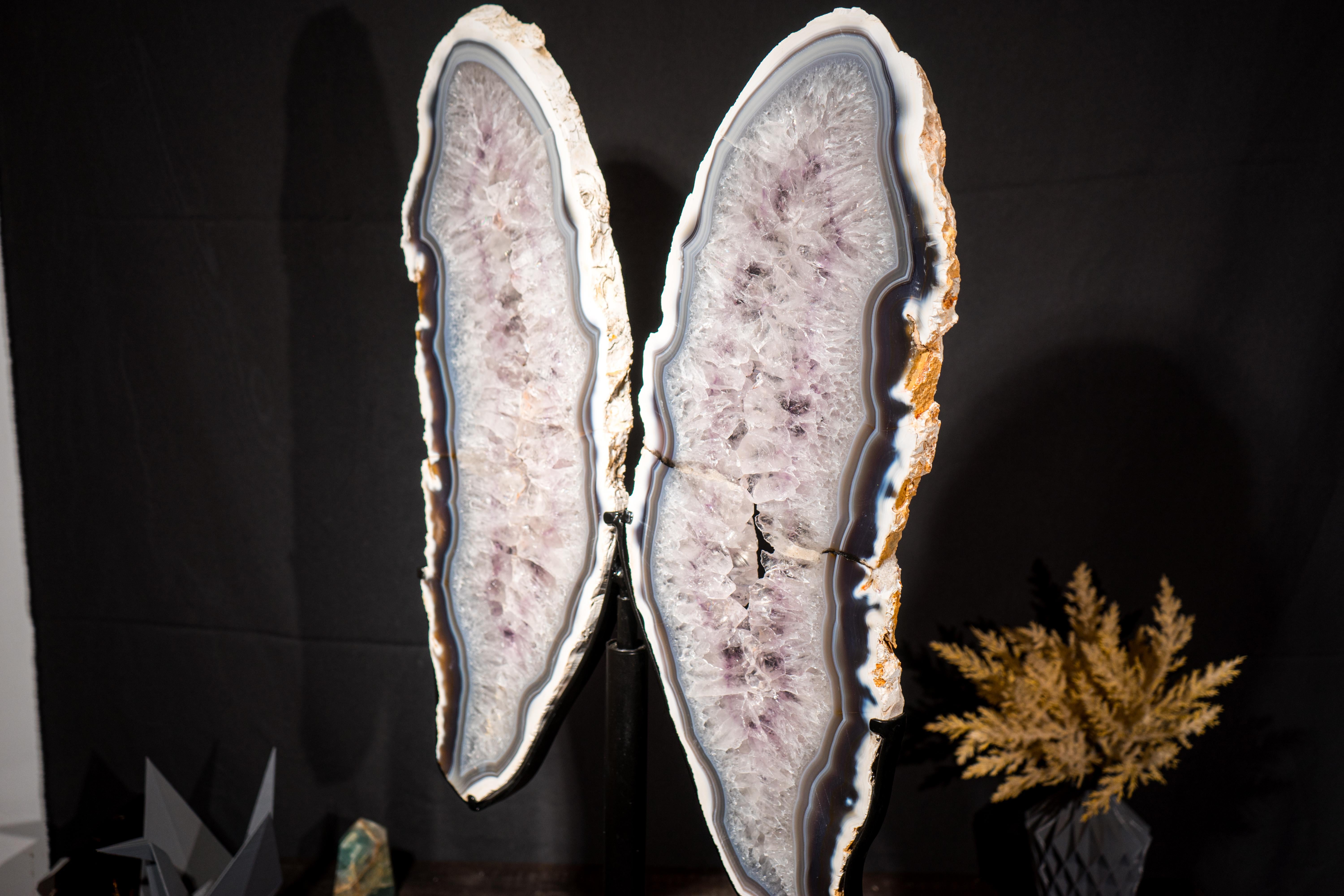 Cristallo Geode con ali di farfalla in agata bianca e blu in vendita