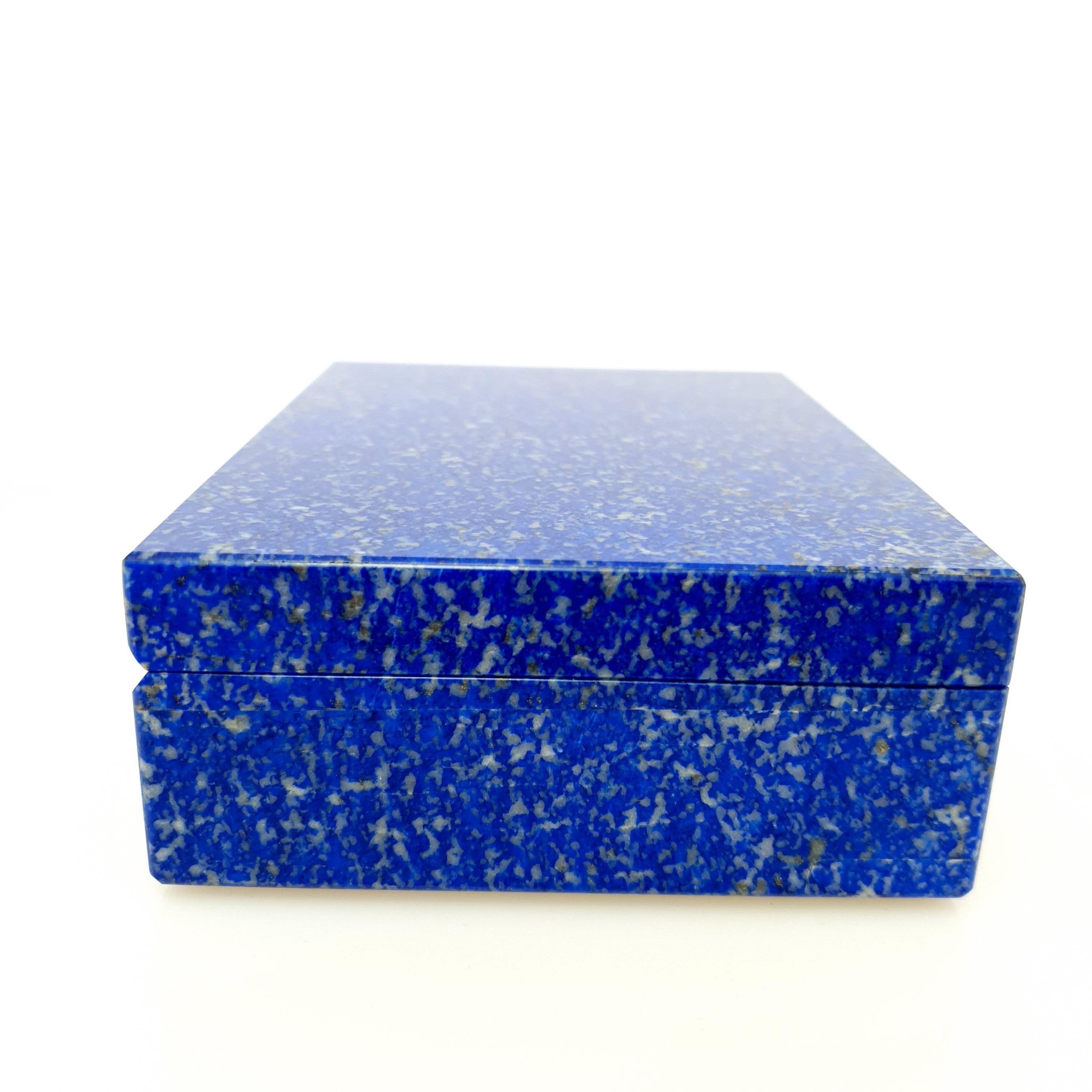 Dekorative Lapislazuli-Edelsteinschachtel mit schwarzer Marmorintarsien-Schmuckkästchen in Weiß und Blau im Angebot 2