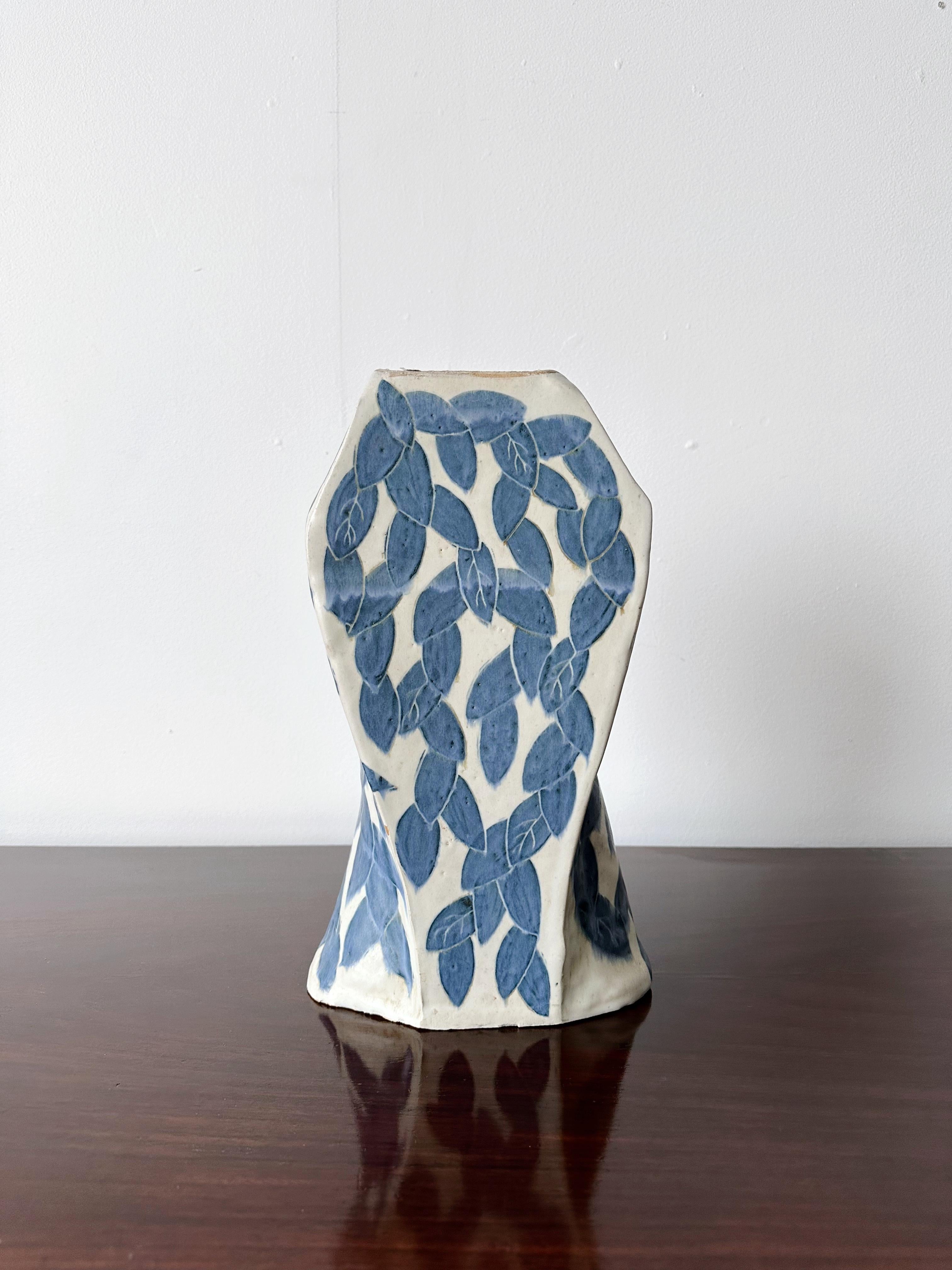 Grand vase en céramique de style méditerranéen imprimé feuilles blanches et bleues

// u2028

Dimensions :u2028
7 