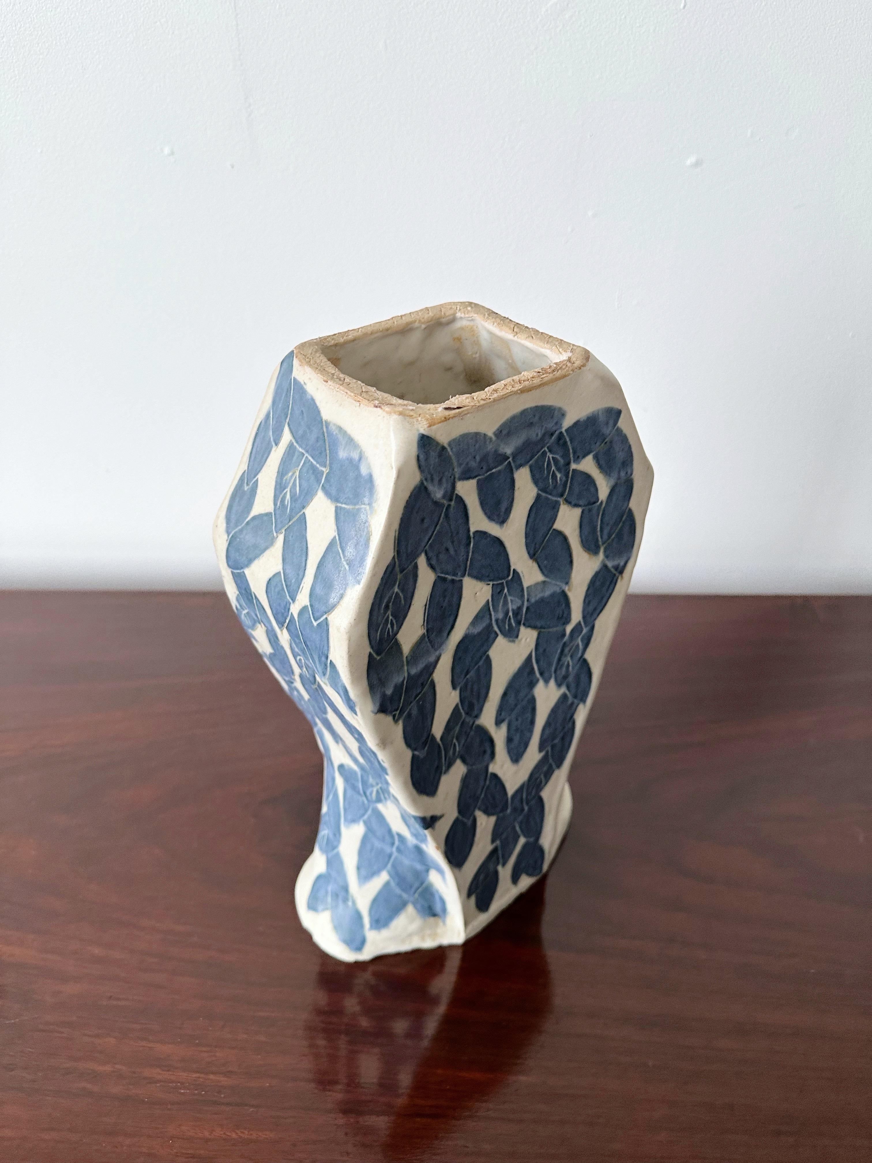 Nord-américain Grand vase en céramique de style méditerranéen imprimé feuilles blanches et bleues