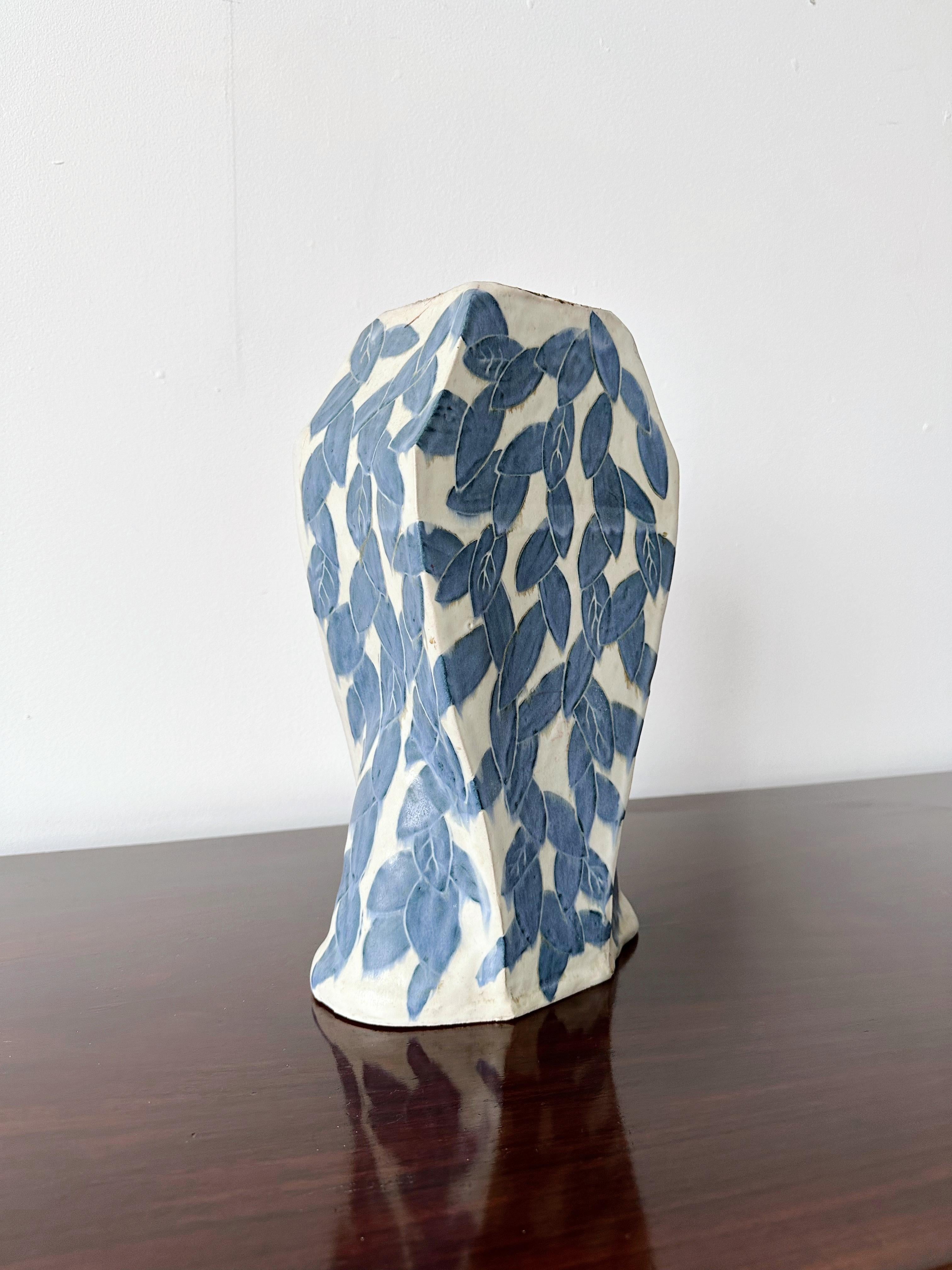 Céramique Grand vase en céramique de style méditerranéen imprimé feuilles blanches et bleues