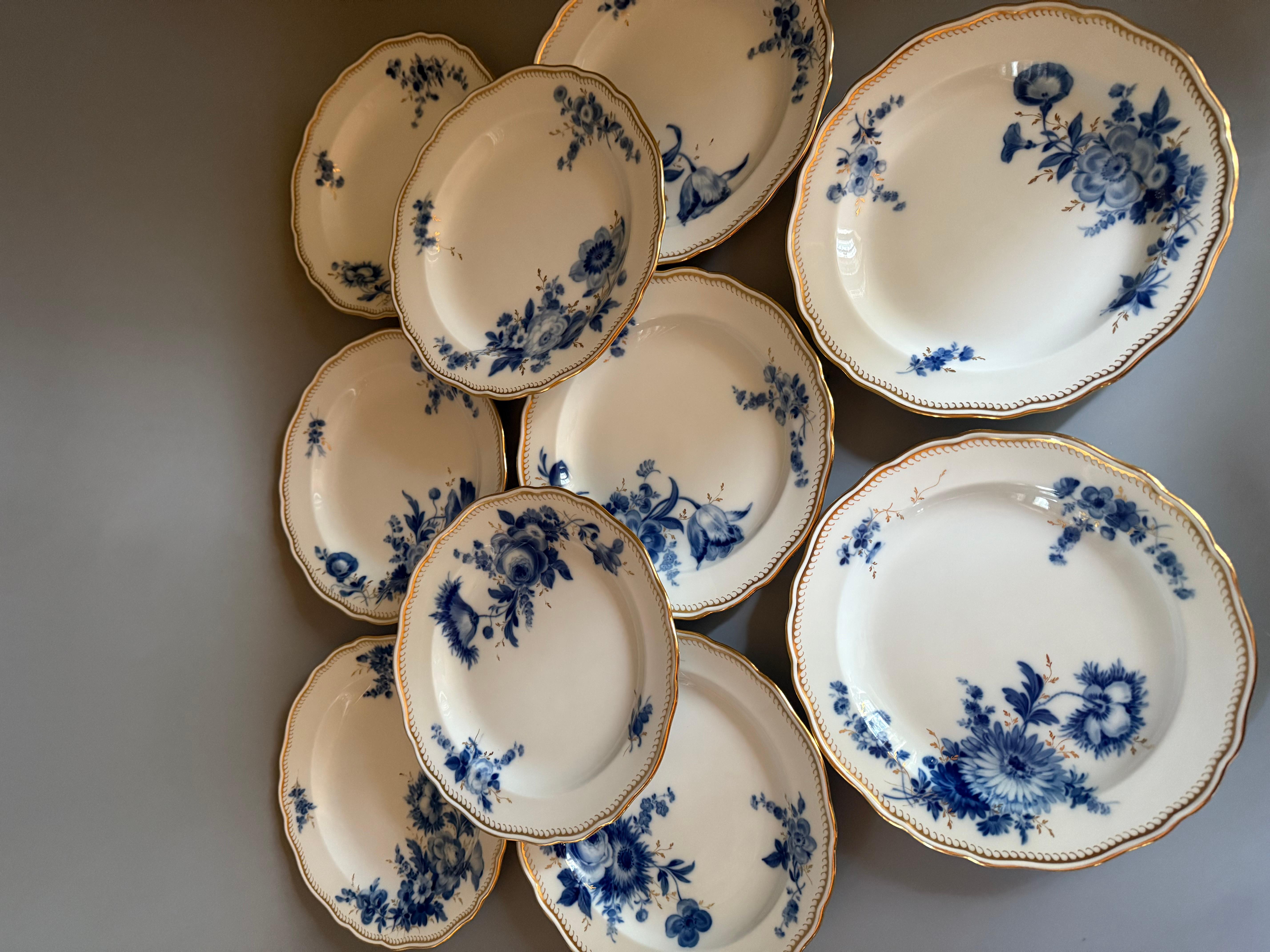 White Blue Porcelain Meissen Dinner Service 34 pieces Blue Bouquet Germany 1940 en venta 11