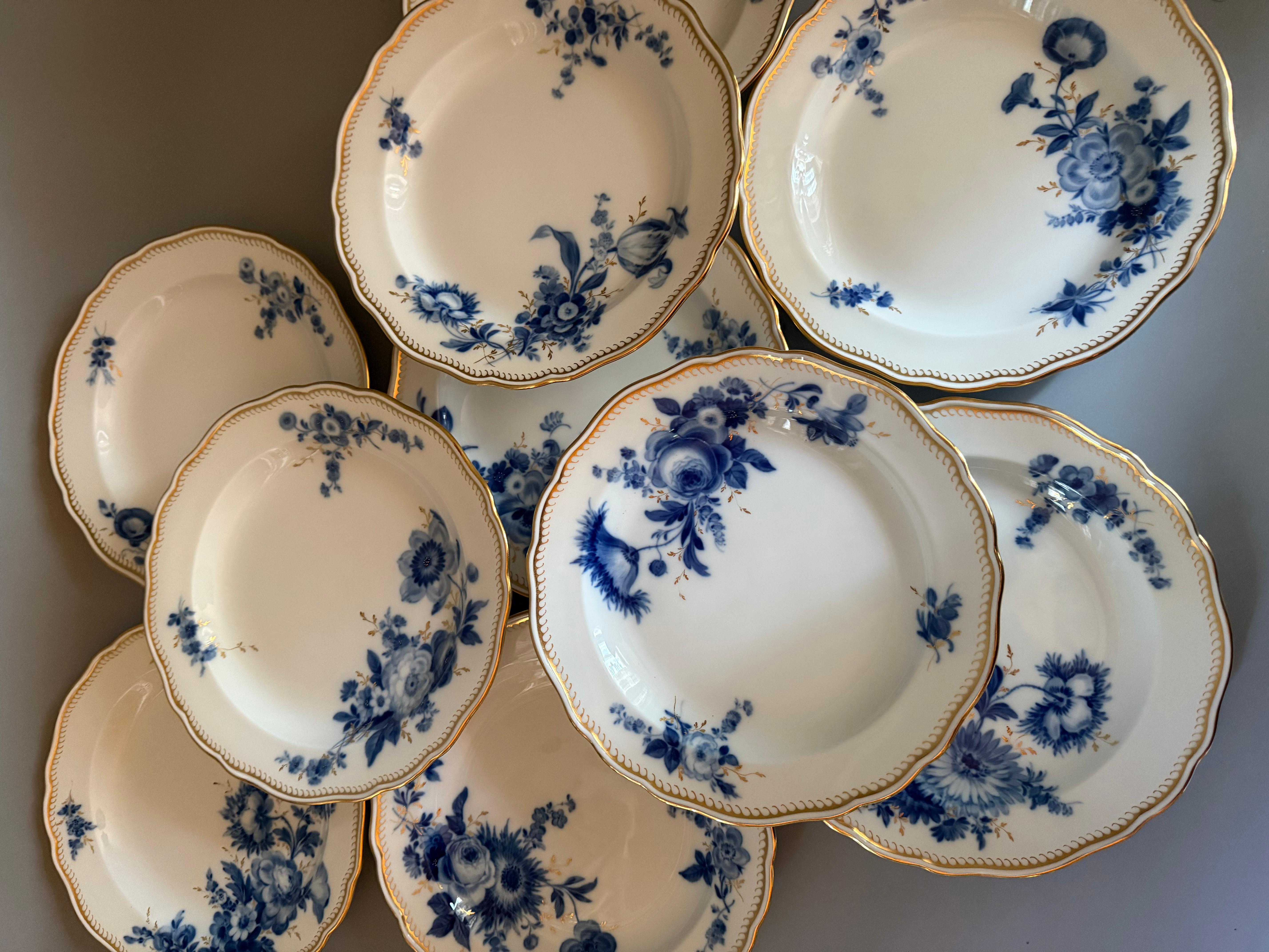 White Blue Porcelain Meissen Dinner Service 34 pieces Blue Bouquet Germany 1940 en venta 12