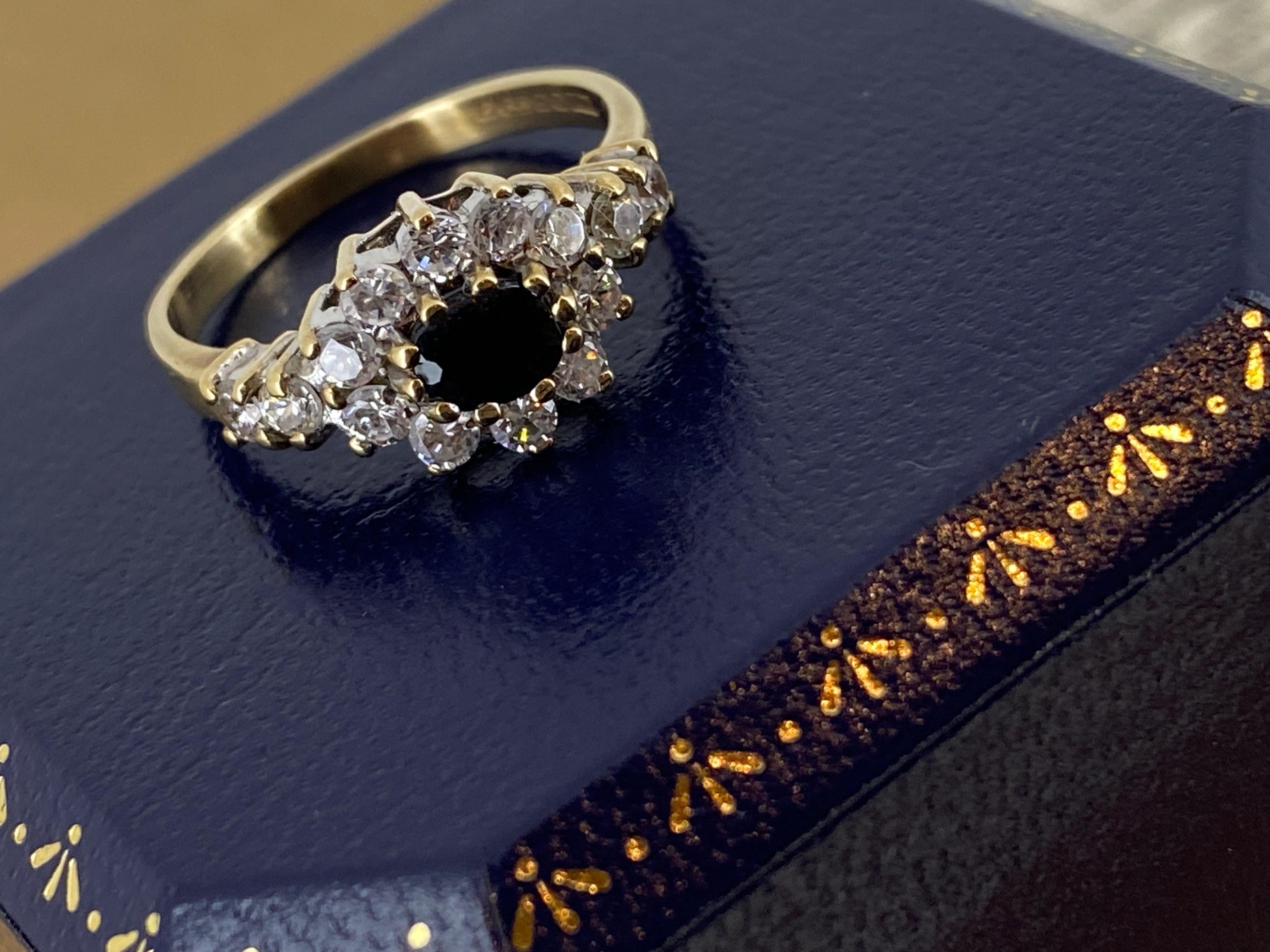 Weißer und blauer Saphir Cluster blumenförmiger englischer Ring von 1969 in 9K Gelbgold (Retro) im Angebot
