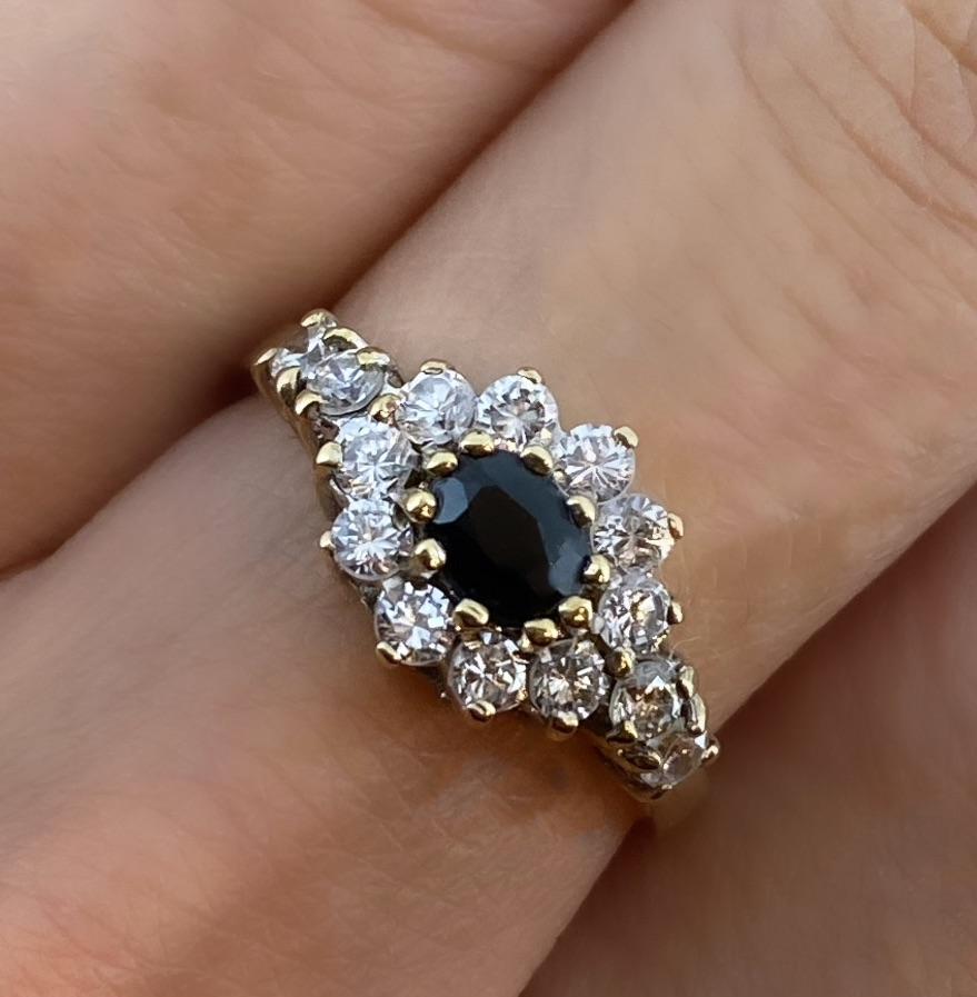 Weißer und blauer Saphir Cluster blumenförmiger englischer Ring von 1969 in 9K Gelbgold (Ovalschliff) im Angebot