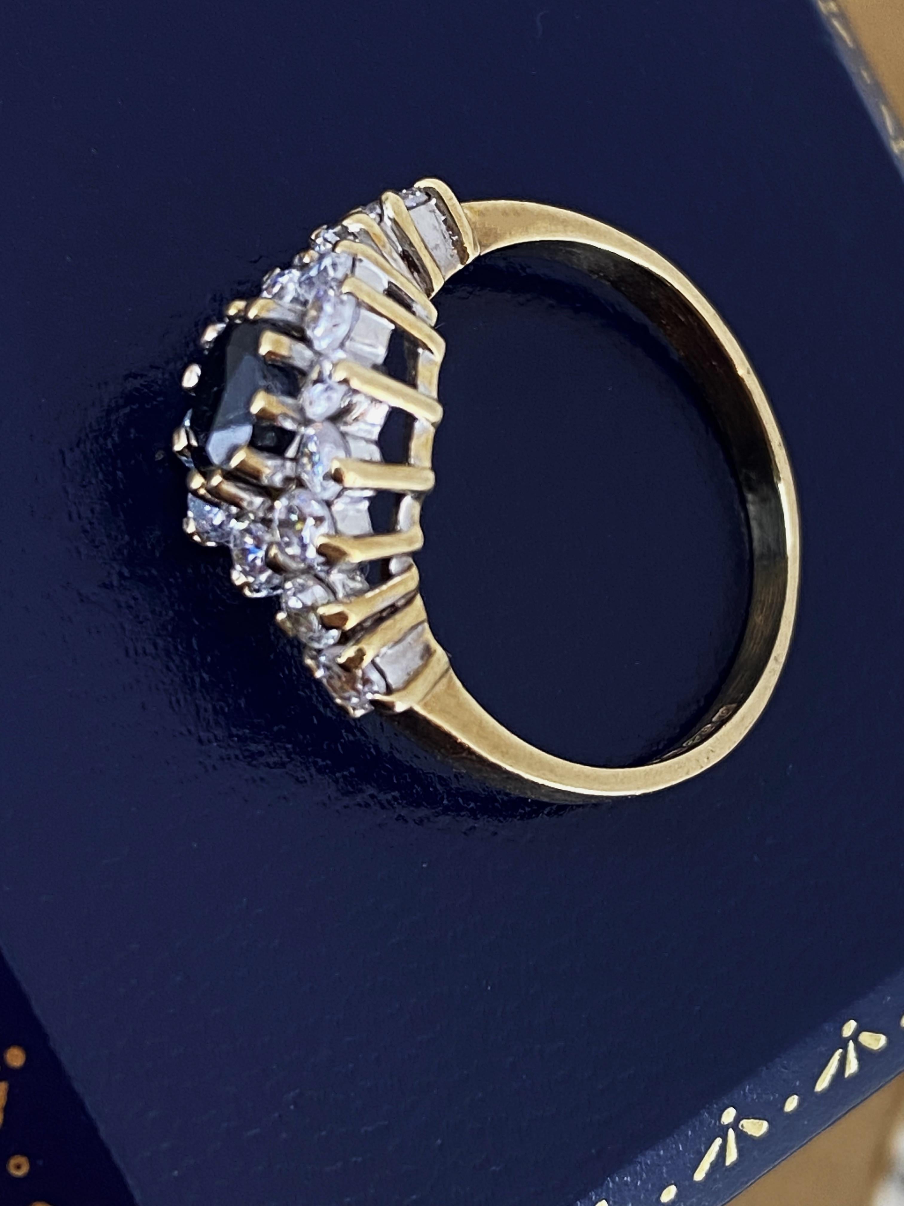 Weißer und blauer Saphir Cluster blumenförmiger englischer Ring von 1969 in 9K Gelbgold im Zustand „Hervorragend“ im Angebot in MELBOURNE, AU