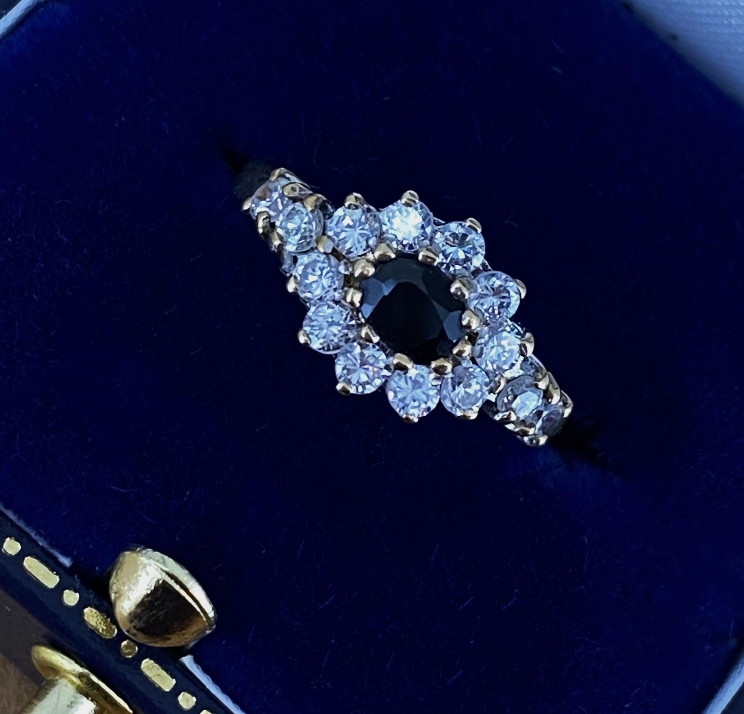 Weißer und blauer Saphir Cluster blumenförmiger englischer Ring von 1969 in 9K Gelbgold Damen im Angebot