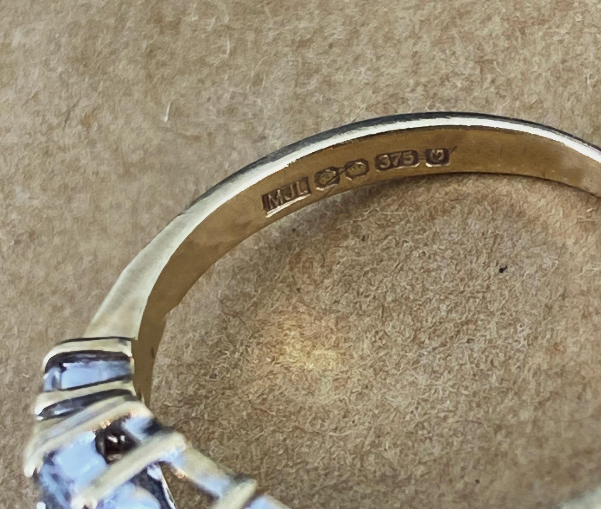 Weißer und blauer Saphir Cluster blumenförmiger englischer Ring von 1969 in 9K Gelbgold im Angebot 1