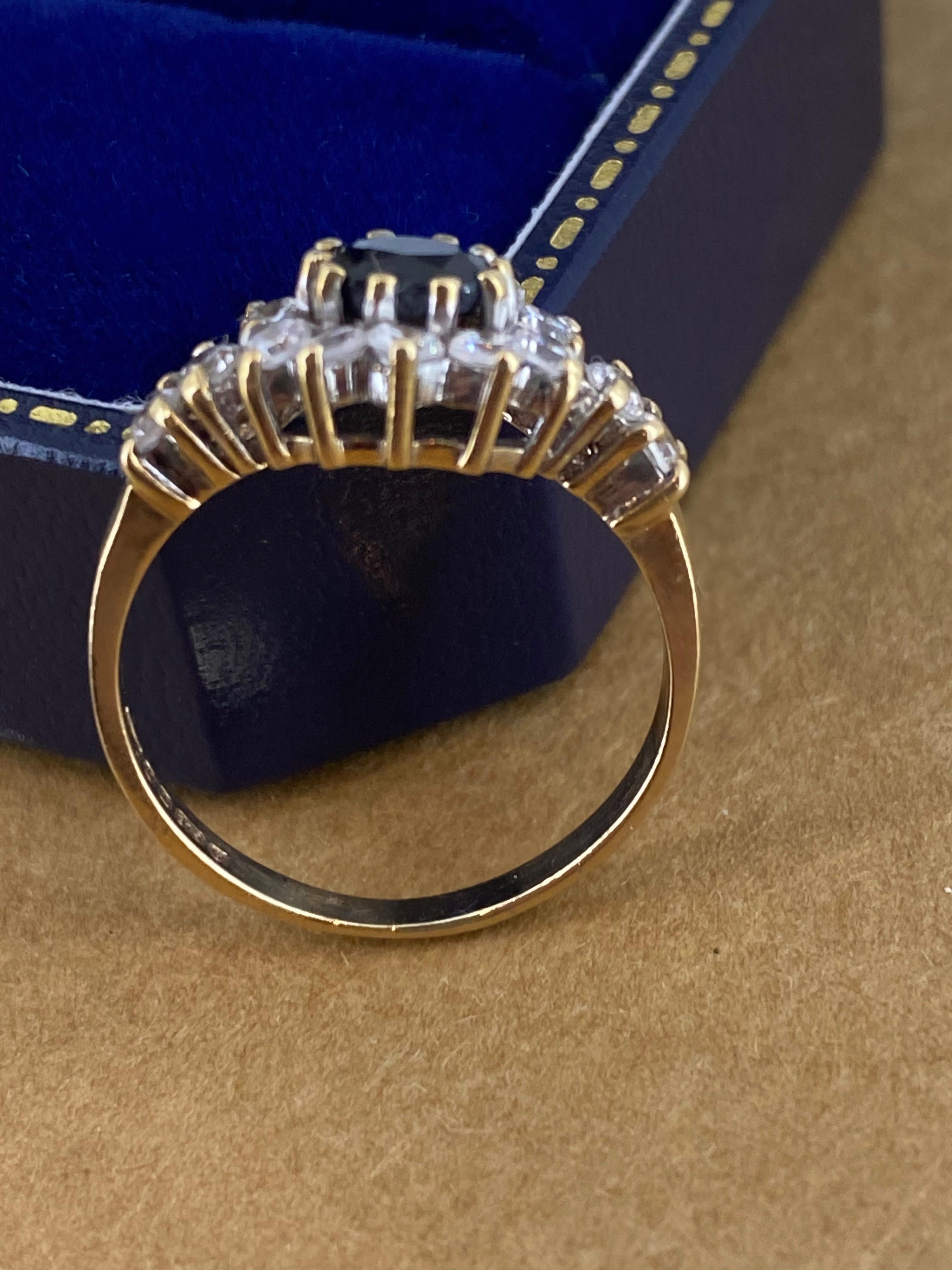 Weißer und blauer Saphir Cluster blumenförmiger englischer Ring von 1969 in 9K Gelbgold im Angebot 2