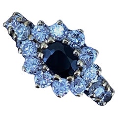 Anillo inglés c1969 en forma de flor con racimo de zafiros blancos y azules en oro amarillo de 9 quilates