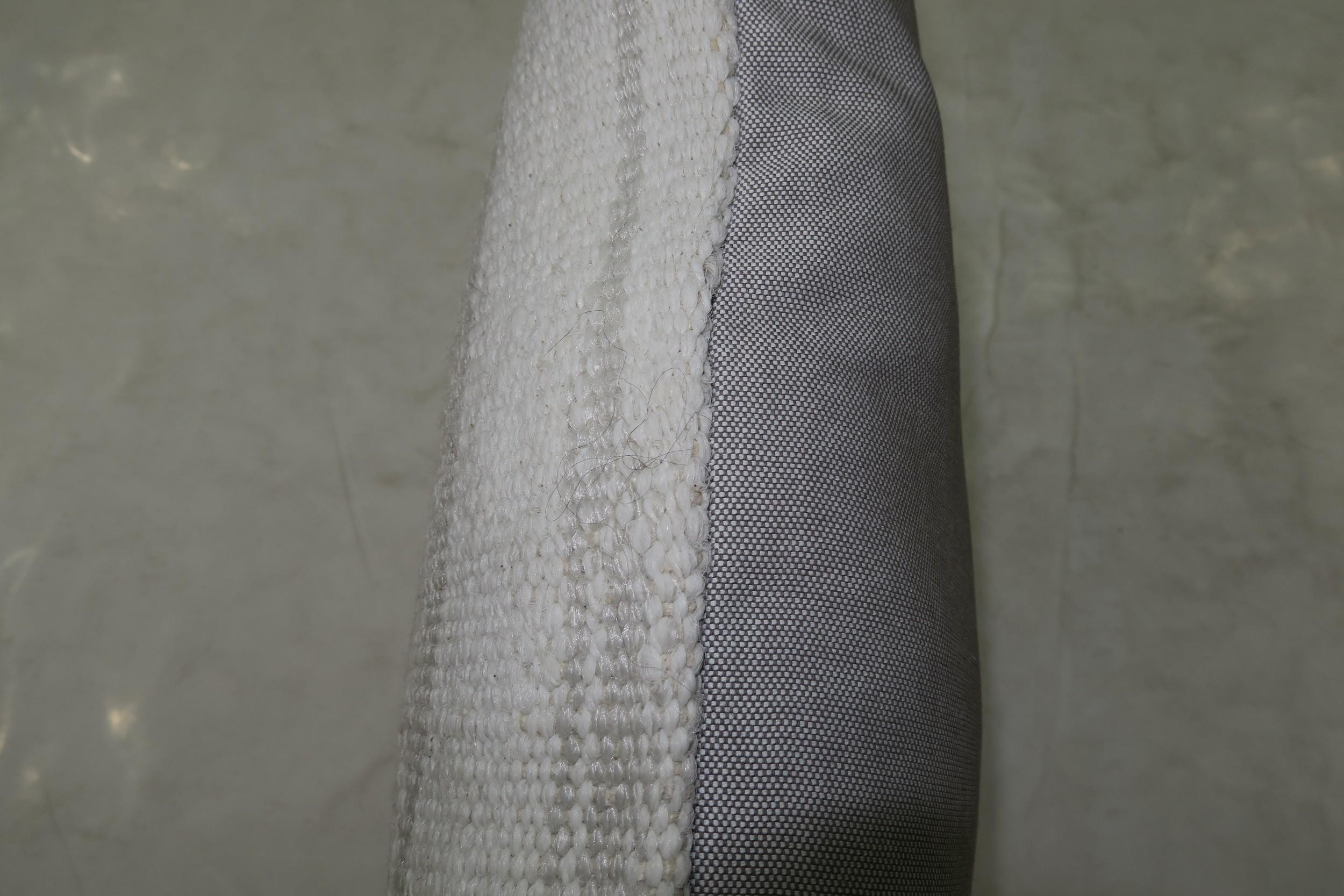 Cuscino realizzato con un moderno Kilim turco con motivo a righe

Misure: 16