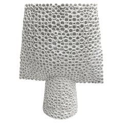 Jarrón blanco en forma de flecha con textura atrevida, China, Contemporáneo