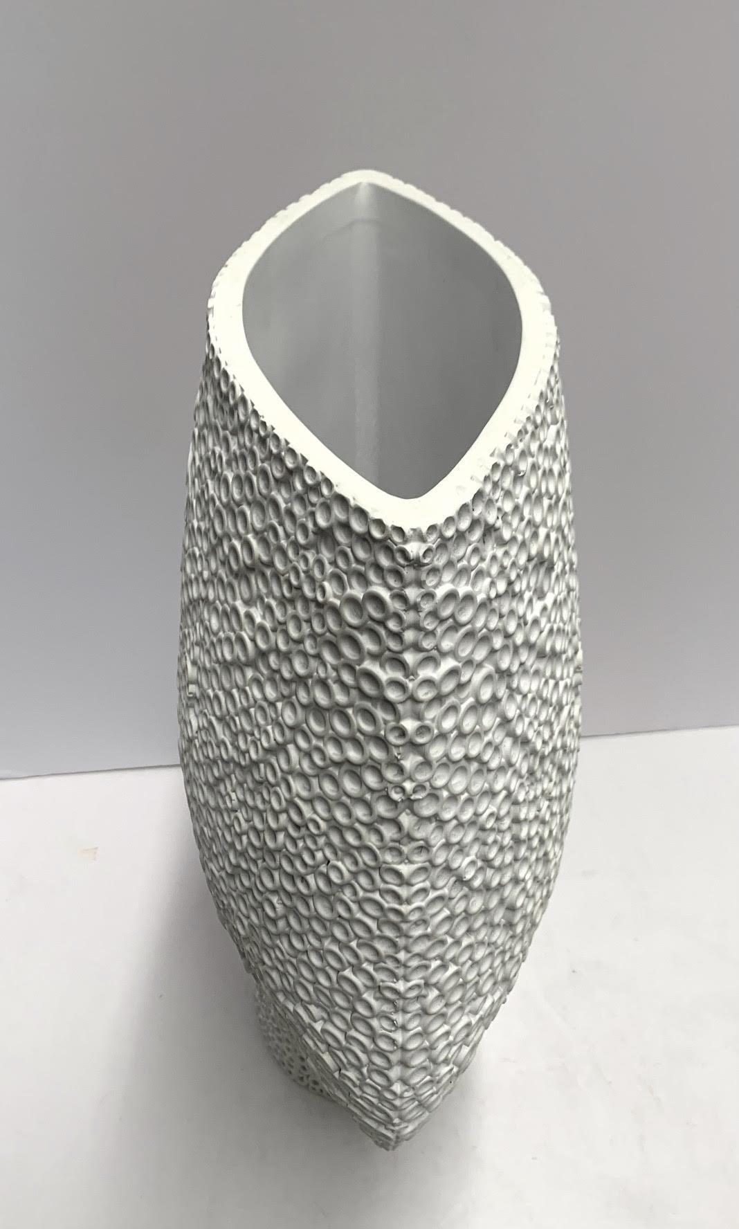 Weiße große strukturierte Vase in Form eines Pfeils, Dänemark, Contemporary (Dänisch) im Angebot