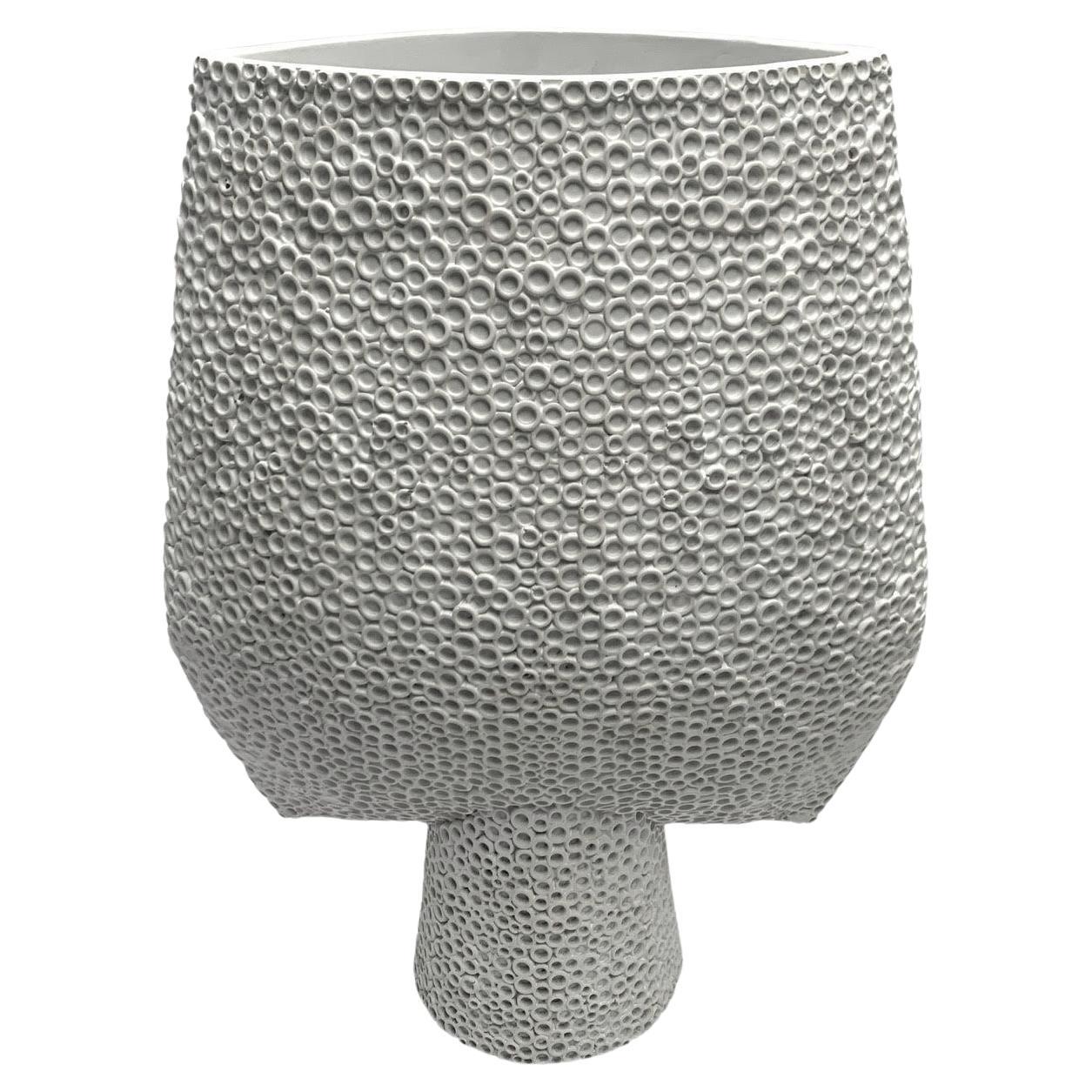 Grand vase en forme d'Arrow, texturé en blanc et en gras, Danemark, contemporain