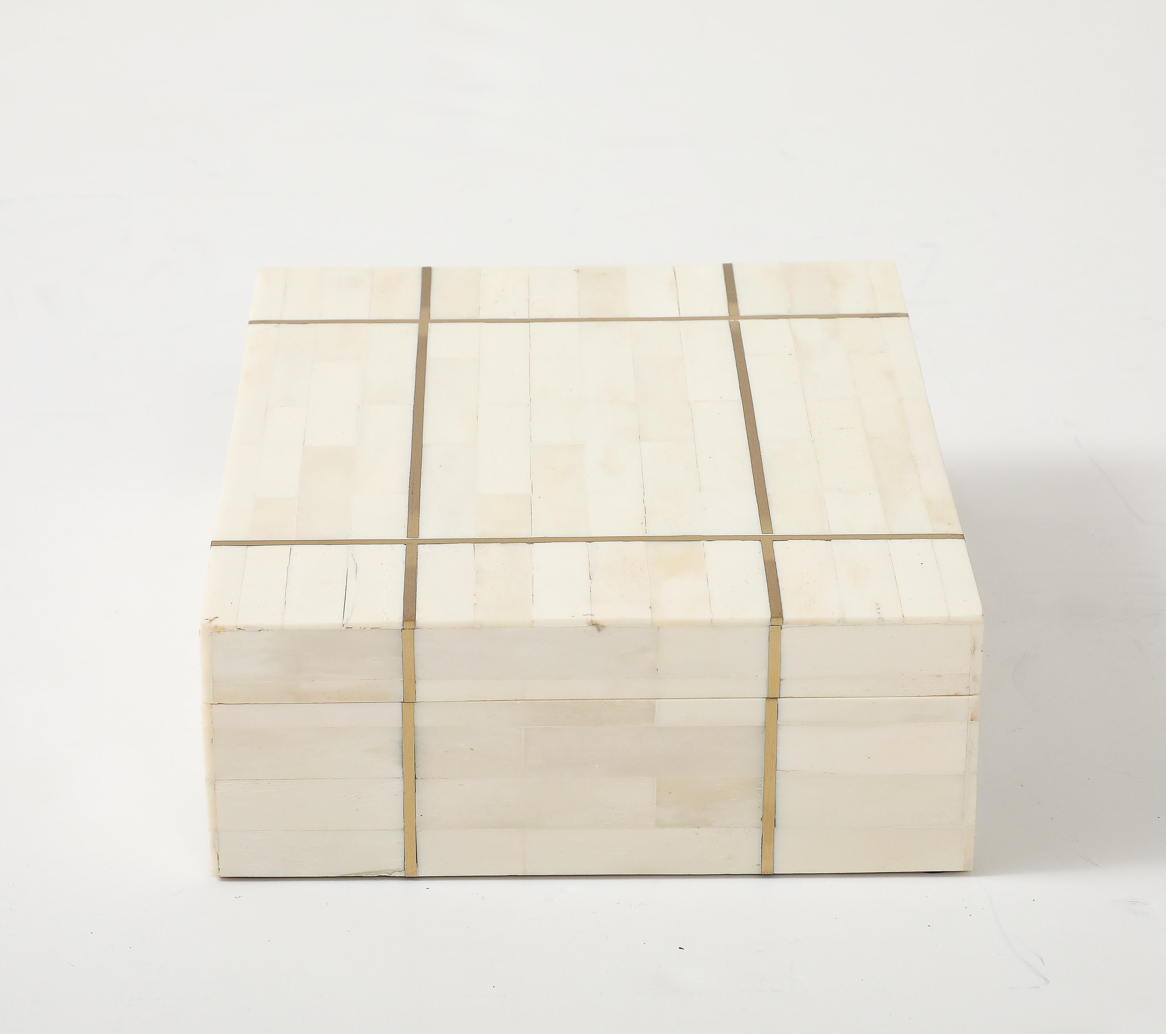 Handgefertigtes dekoratives Andenken, Schreibtischbox mit weißem Knochen und Messingintarsien in Nadelstreifen.
