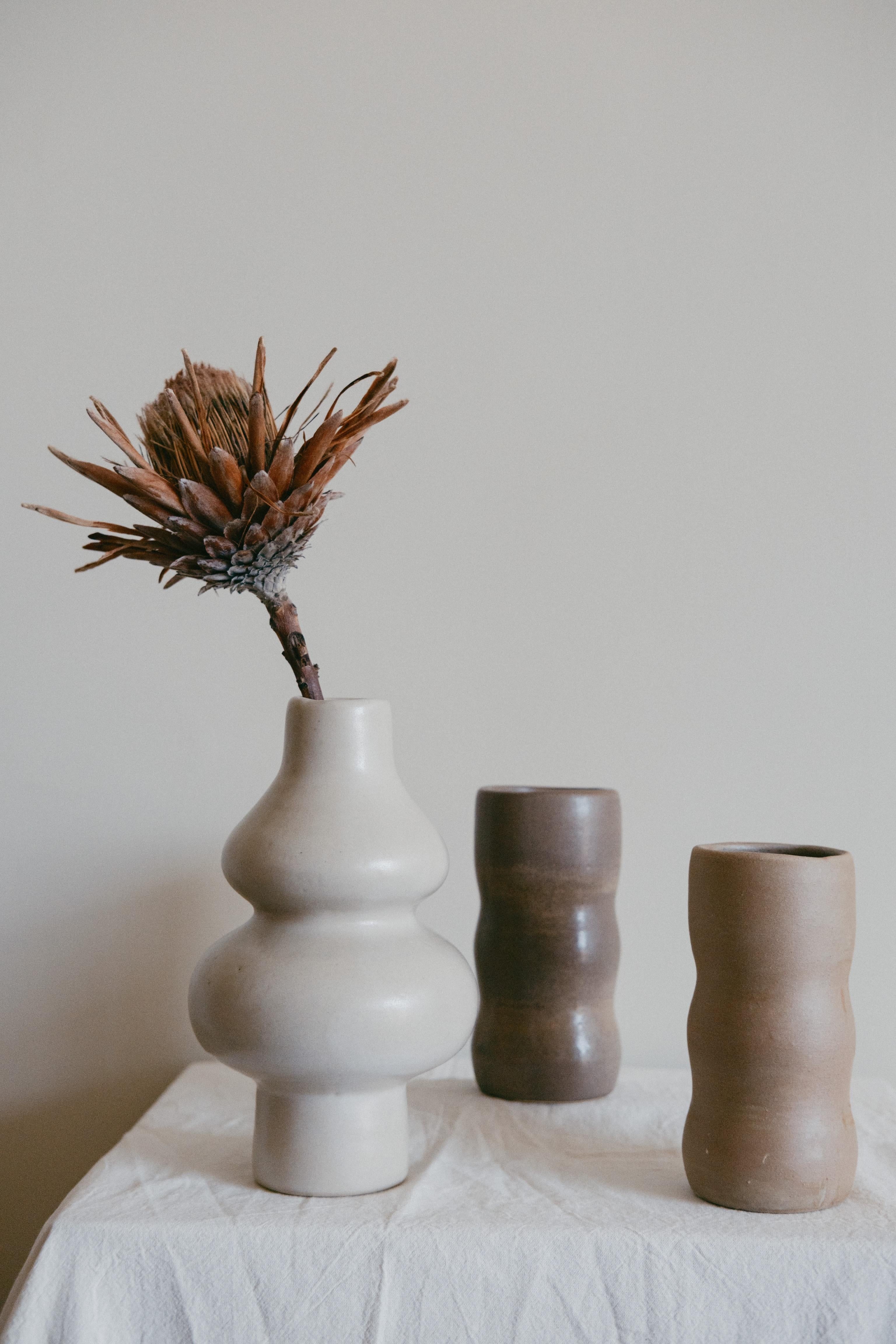 Vase „Femme I“ aus weißem Knochen von Camila Apaez (21. Jahrhundert und zeitgenössisch) im Angebot
