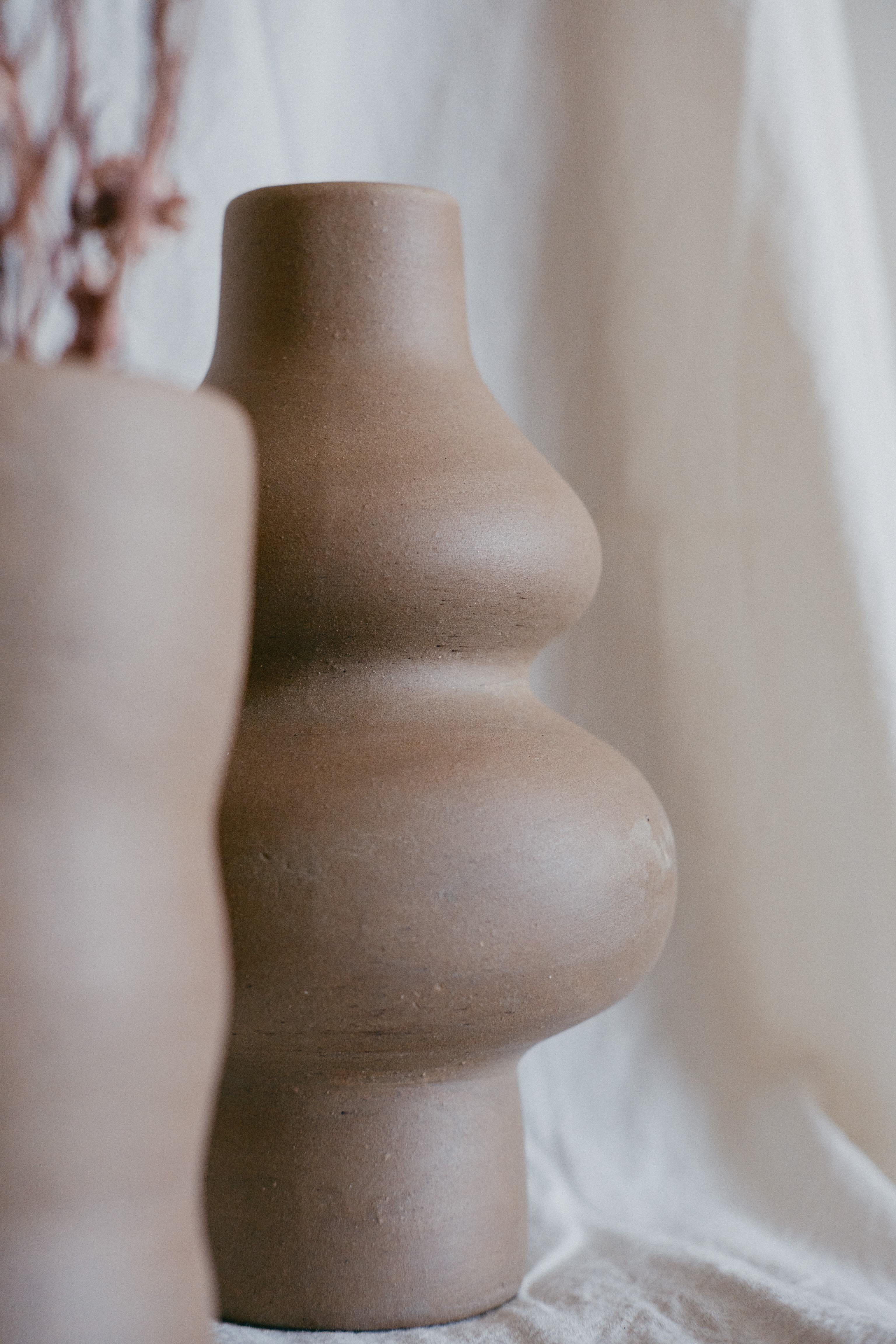 Vase „Femme I“ aus weißem Knochen von Camila Apaez im Angebot 1