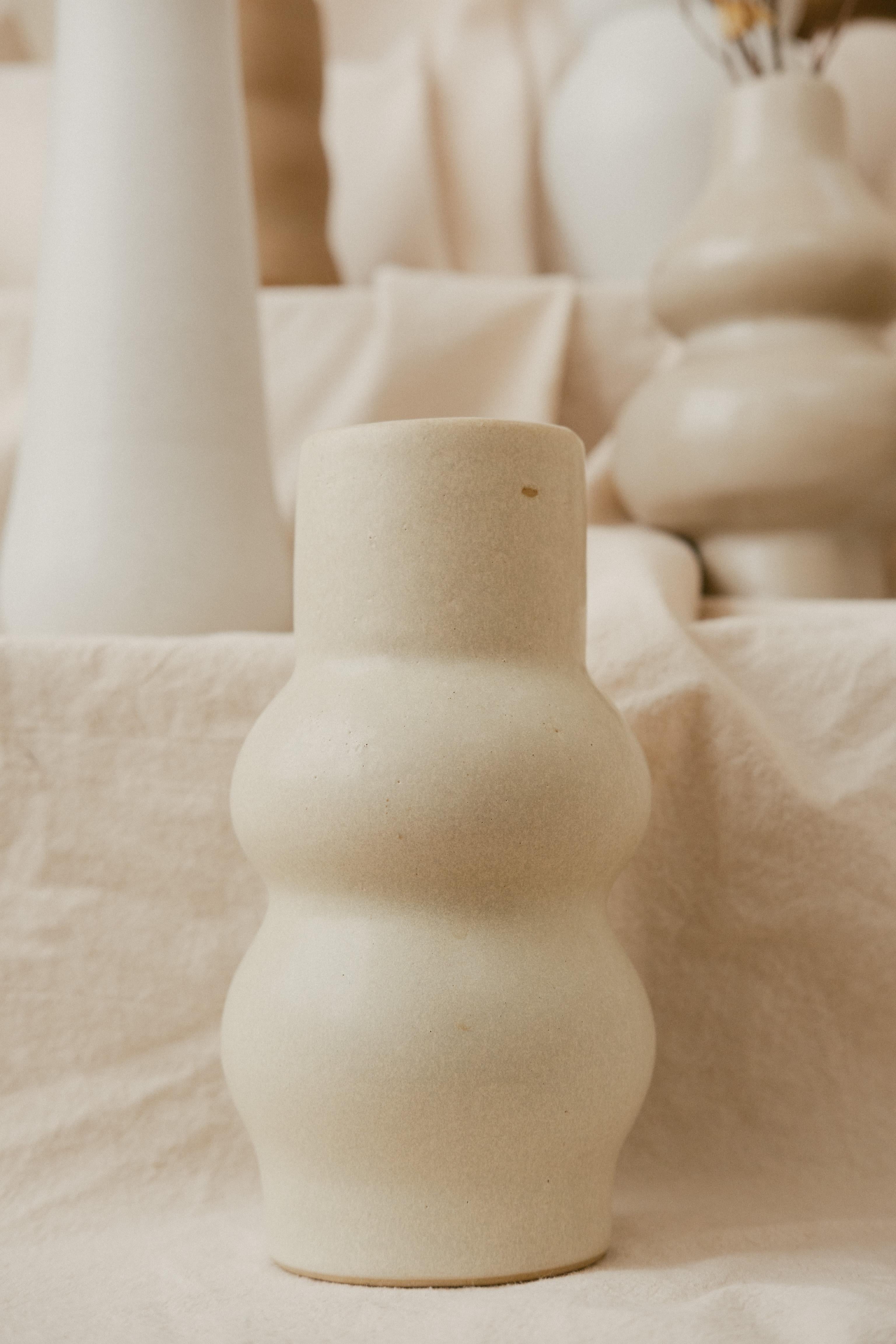 Vase White Bone Femme II de Camila Apaez
Matériaux : Céramique
Dimensions : D 10 x H 22 cm
Options : Os blanc, Chocolat, Noir charbon, Nature, Barro tostado.

Les photos supplémentaires ne sont que des références pour d'autres possibilités de