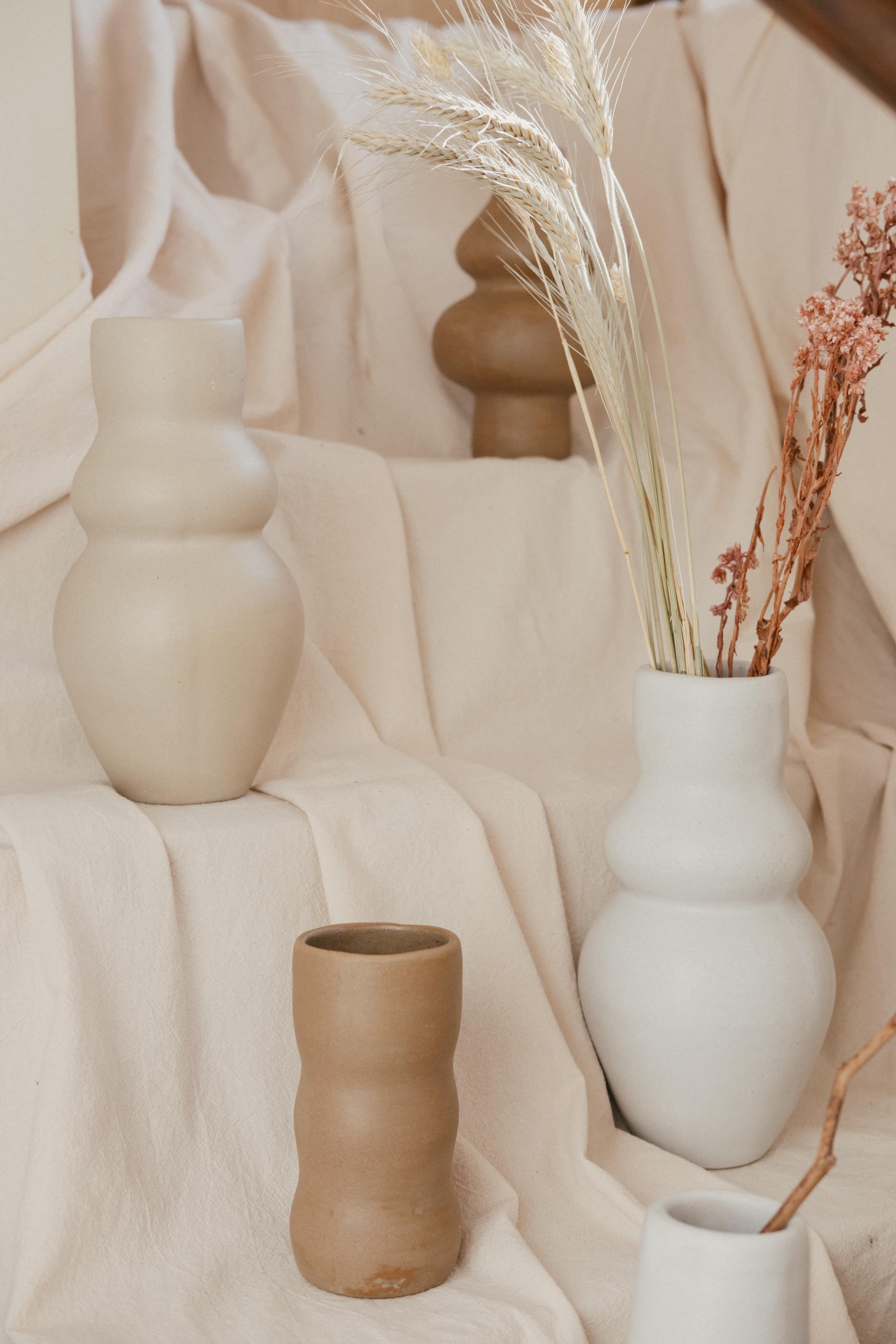 Vase aus weißem Knochen Femme II von Camila Apaez (Postmoderne) im Angebot