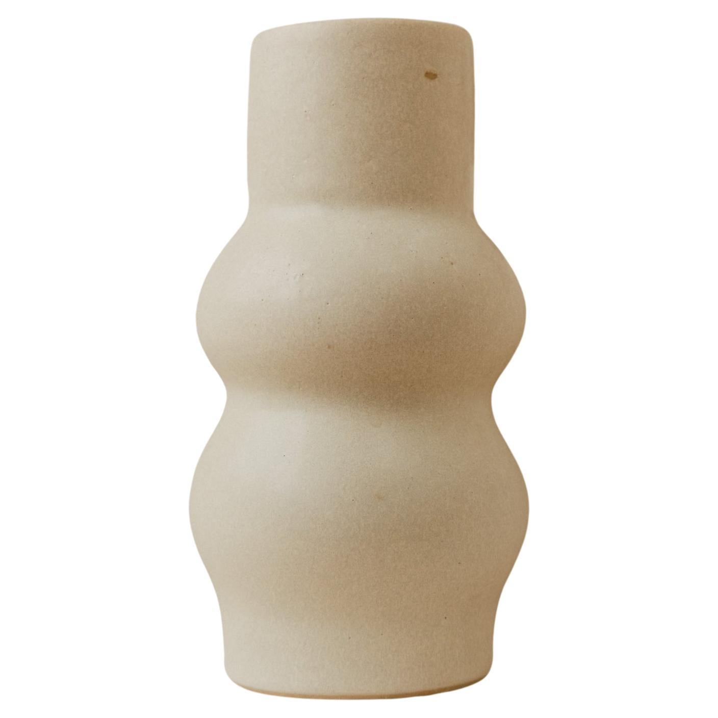 Vase aus weißem Knochen Femme II von Camila Apaez