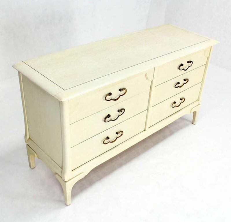 White Bone Tone Wash Lacquer 6 Drawer Dresser Solid Brass Ornate Drawer Pulls In Good Condition For Sale In Rockaway, NJ