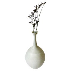 Vase à col roulé blanc 22 de Dana Chieco