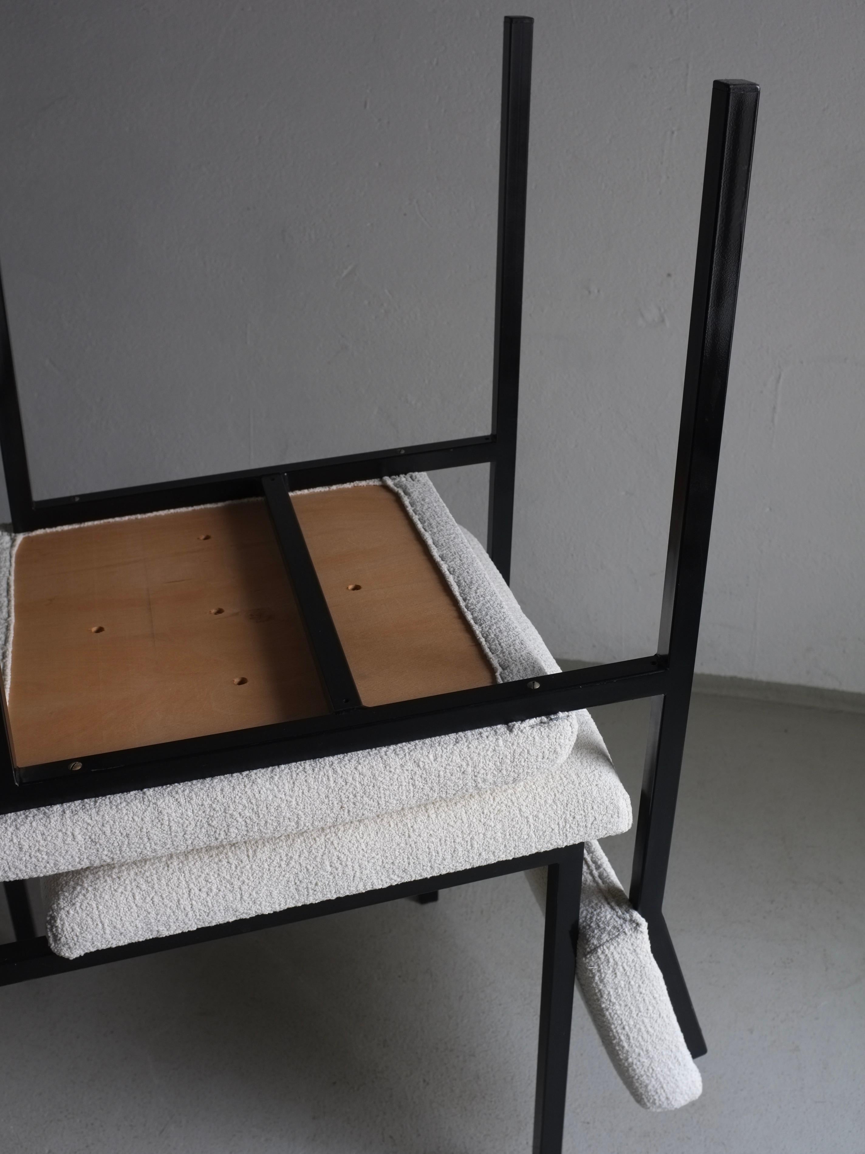 Weiße Boucle-Metallstühle aus schwarzem Metall, Kembo, Niederlande 1960er Jahre im Zustand „Gut“ im Angebot in Rīga, LV