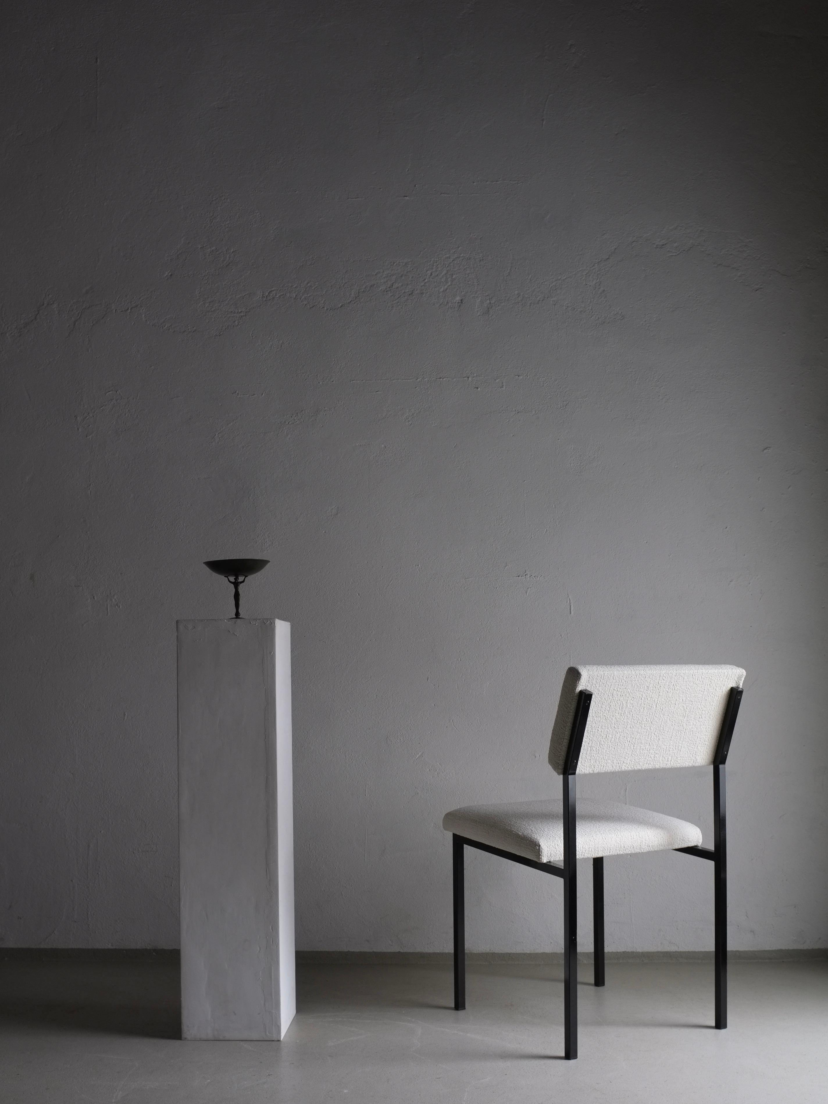 Ensemble de 2 chaises vintage en métal peint en noir, reupholstered with Dedar boucle fabric. Gerrit Veenendaal a conçu les chaises pour Kembo Rhenen dans les années 1960.

Informations complémentaires :
Pays de fabrication : Pays-Bas
Période :