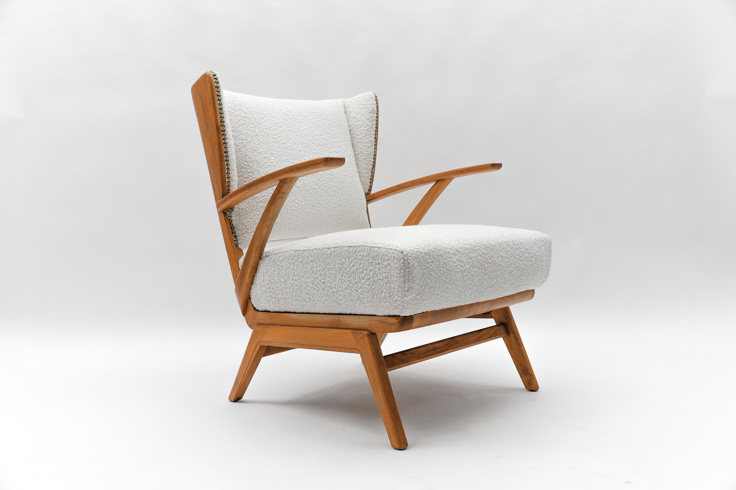 Weißer Sessel aus Boucle-Stoff und Holz mit Ohrensessel, Italien, 1950er Jahre (Moderne der Mitte des Jahrhunderts) im Angebot