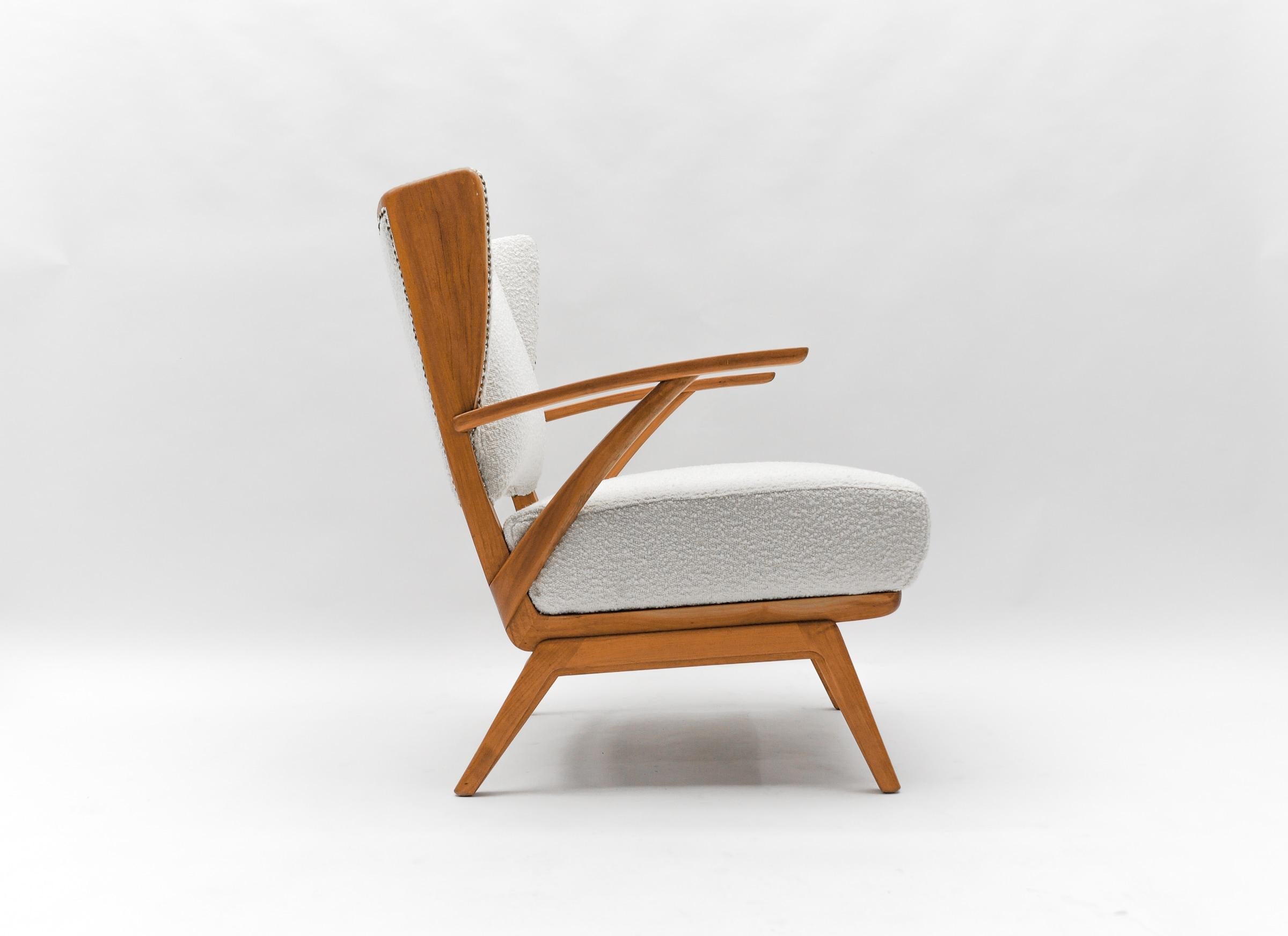 Weißer Sessel aus Boucle-Stoff und Holz mit Ohrensessel, Italien, 1950er Jahre (Italienisch) im Angebot